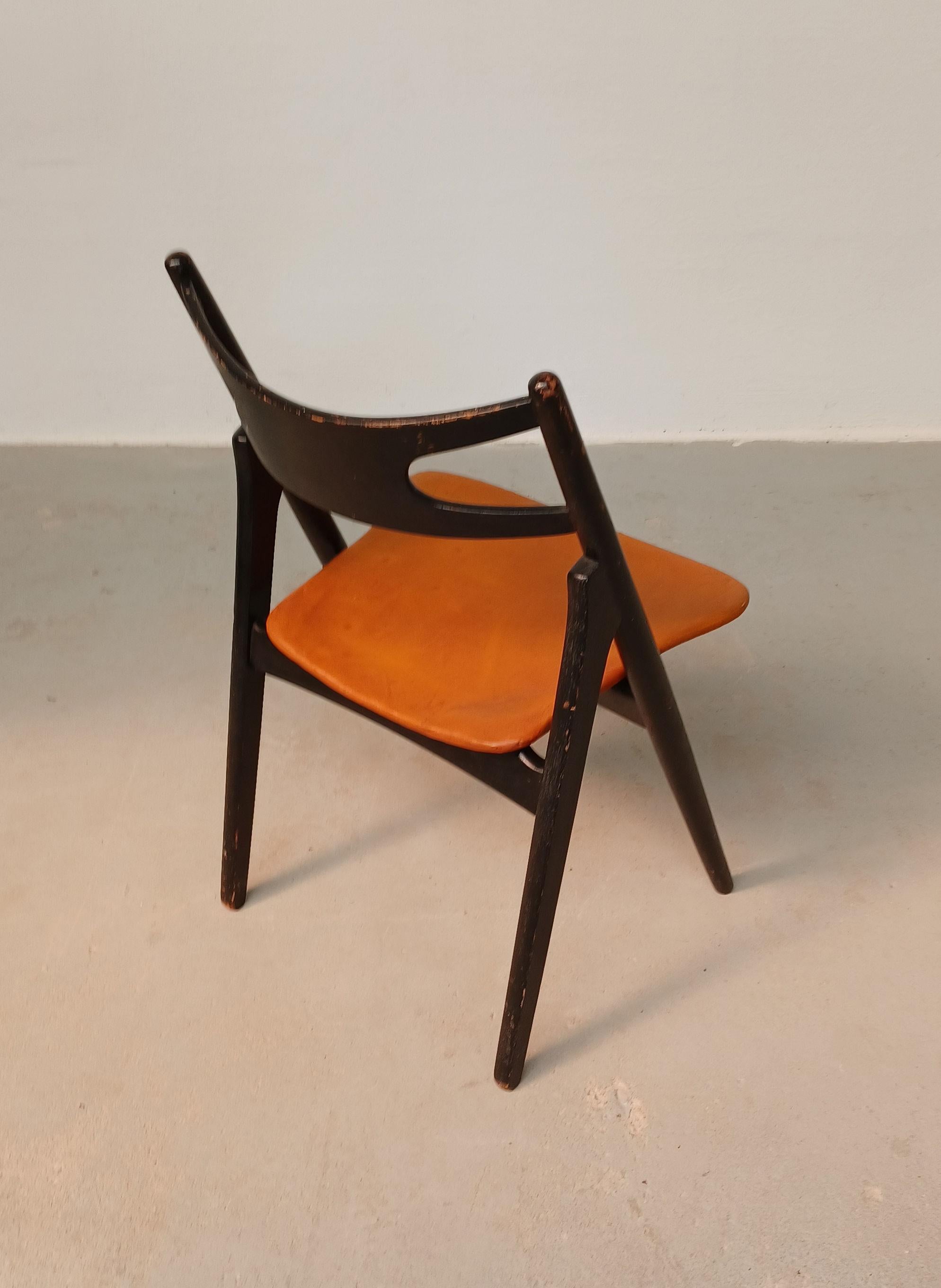 1950's Early Edition Patinated Hans Wegner Sawbuck Chair mit Original Leder (Mitte des 20. Jahrhunderts) im Angebot