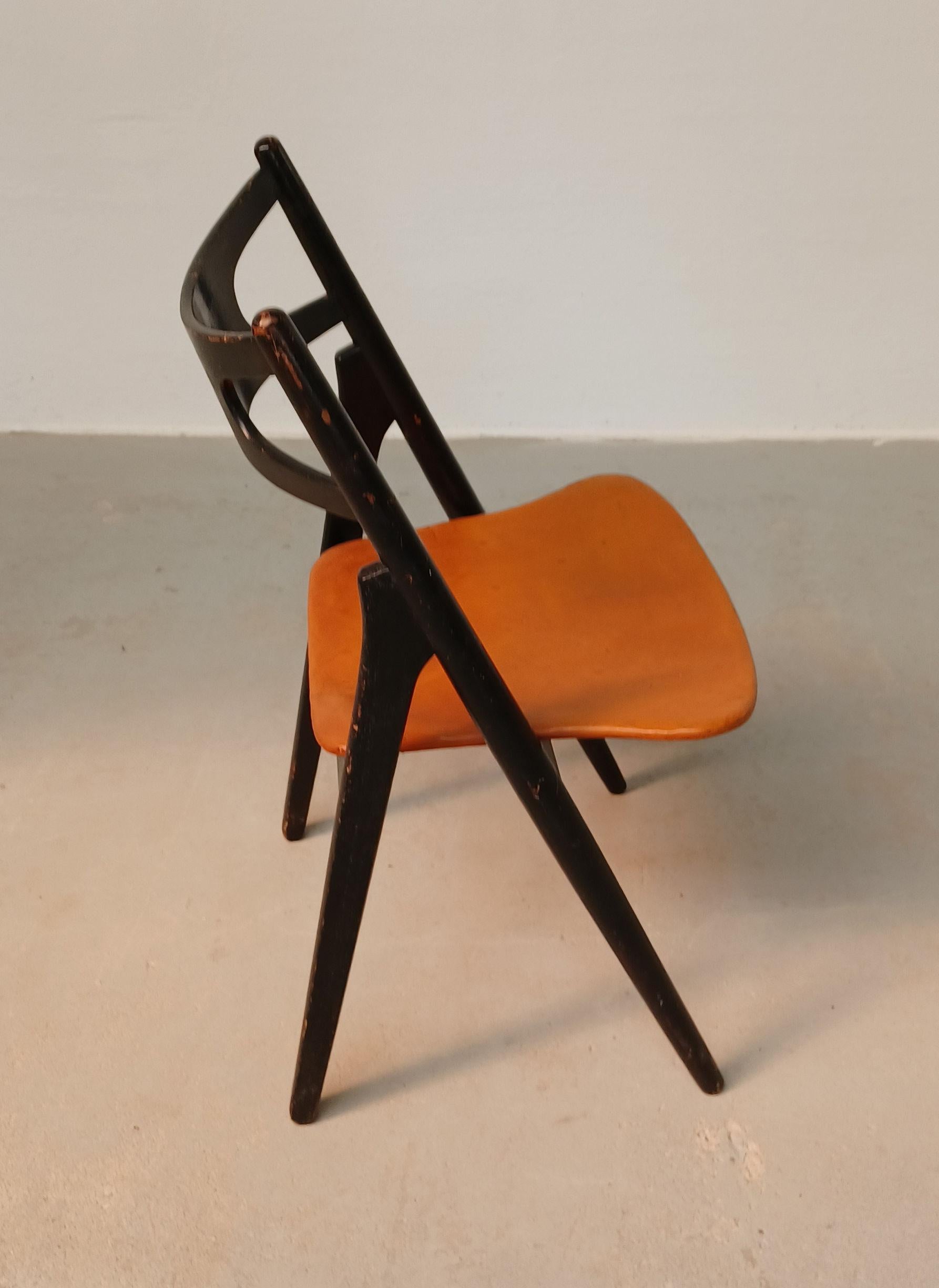 1950's Early Edition Patinated Hans Wegner Sawbuck Chair mit Original Leder (Eichenholz) im Angebot