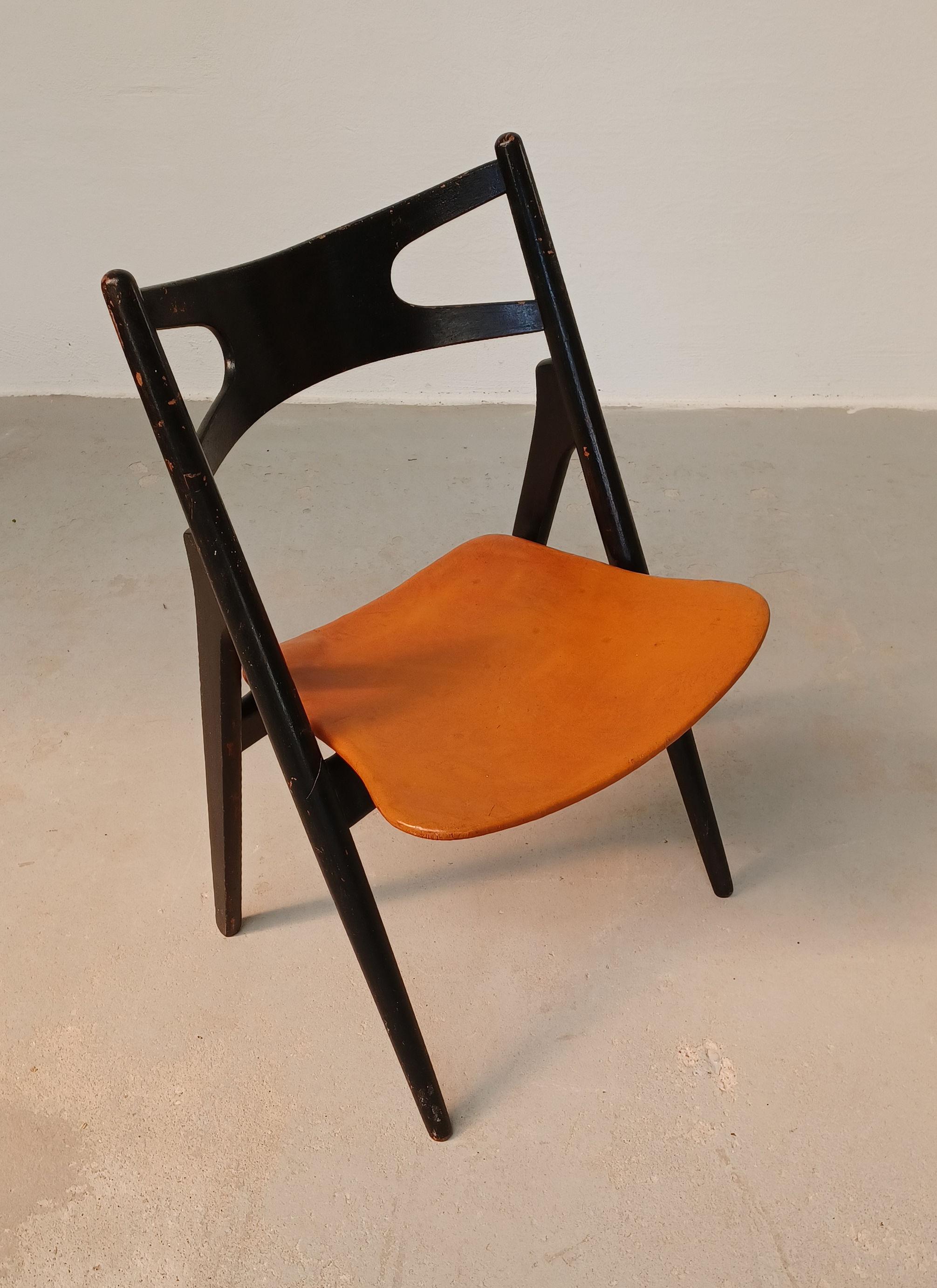 1950's Early Edition Patinated Hans Wegner Sawbuck Chair mit Original Leder im Angebot 1