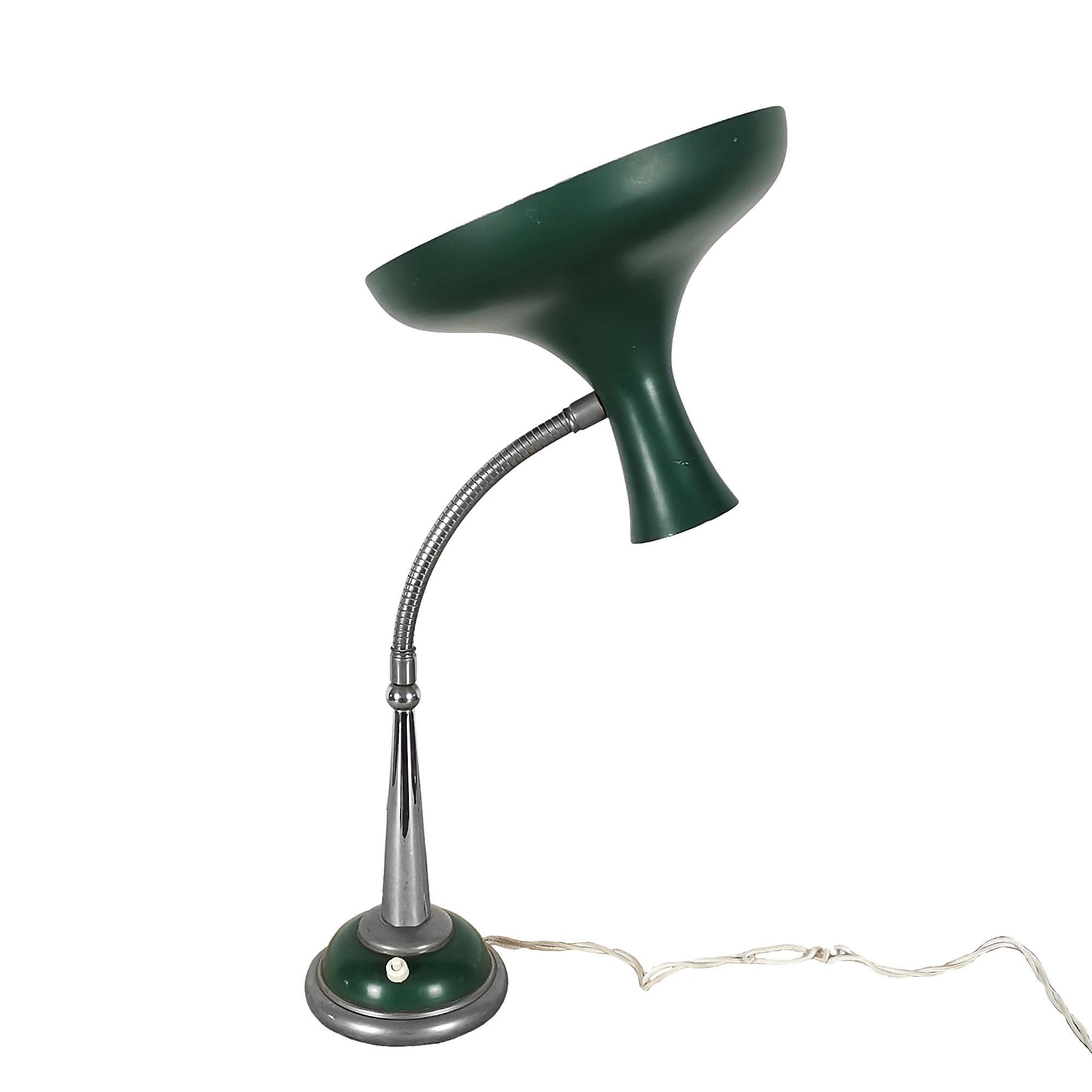 Mid-Century Modern Lampe de bureau verte moderne du milieu du siècle, métal peint et plaqué chrome - France en vente