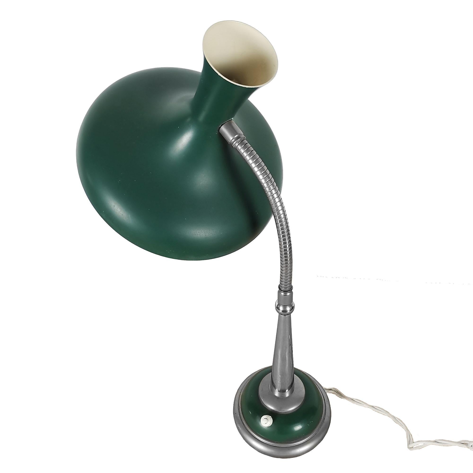 Plaqué Lampe de bureau verte moderne du milieu du siècle, métal peint et plaqué chrome - France en vente