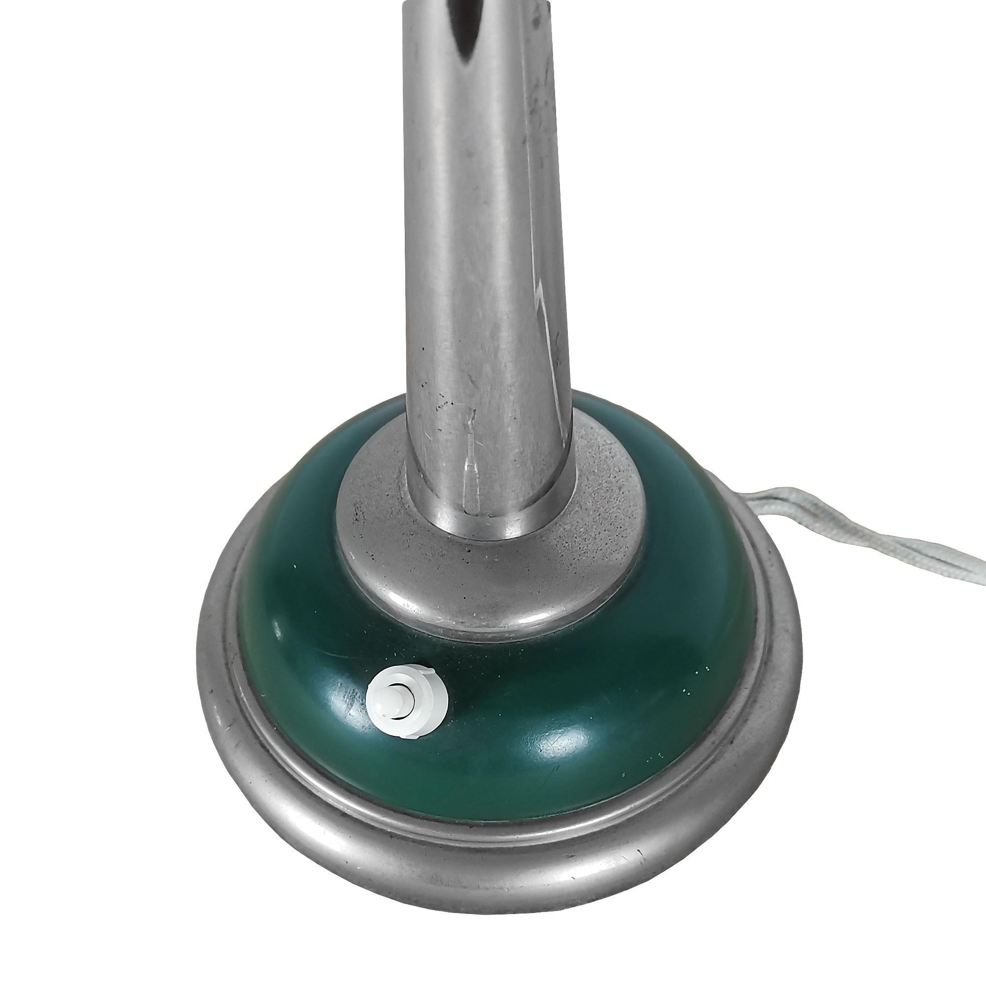 Lampe de bureau verte moderne du milieu du siècle, métal peint et plaqué chrome - France Bon état - En vente à Girona, ES