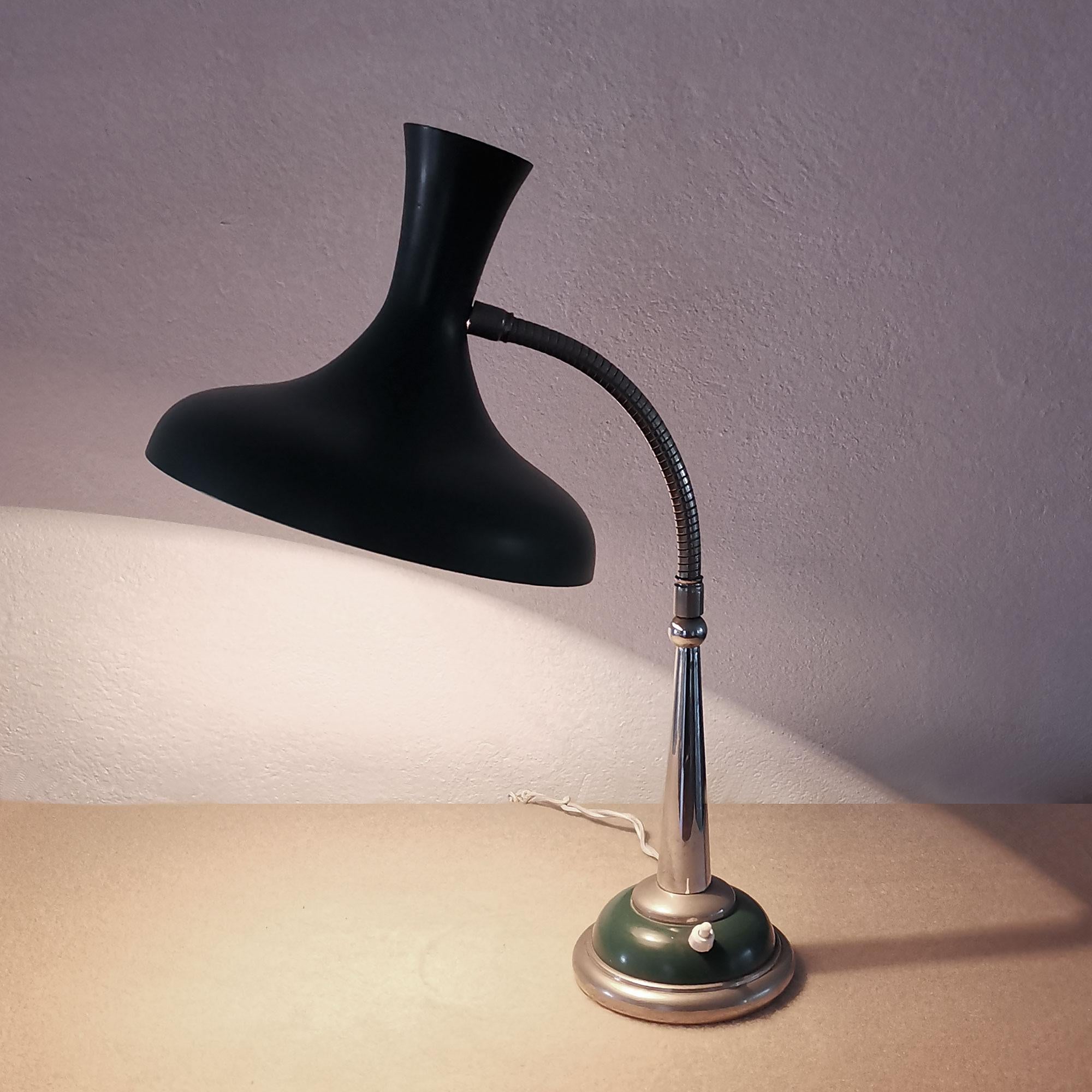 Milieu du XXe siècle Lampe de bureau verte moderne du milieu du siècle, métal peint et plaqué chrome - France en vente