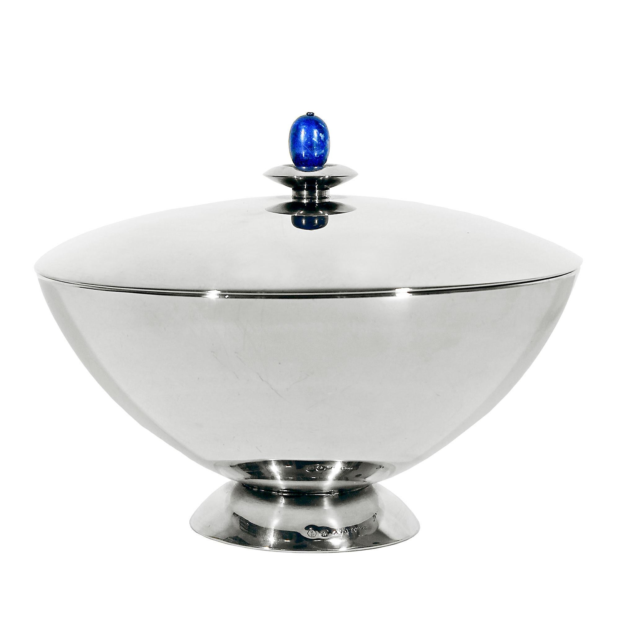 Boîte à bonbons en argent sterling, cabochon en lapis-lazuli. Conception : A. y J. Torres, Barcelone. Poids : 450 grs. Timbres : 45B - Étoile - A. y J. Torres. 
Le timbre étoile en Espagne est pour l'argent sterling depuis 1934.
Espagne, vers 1950.
