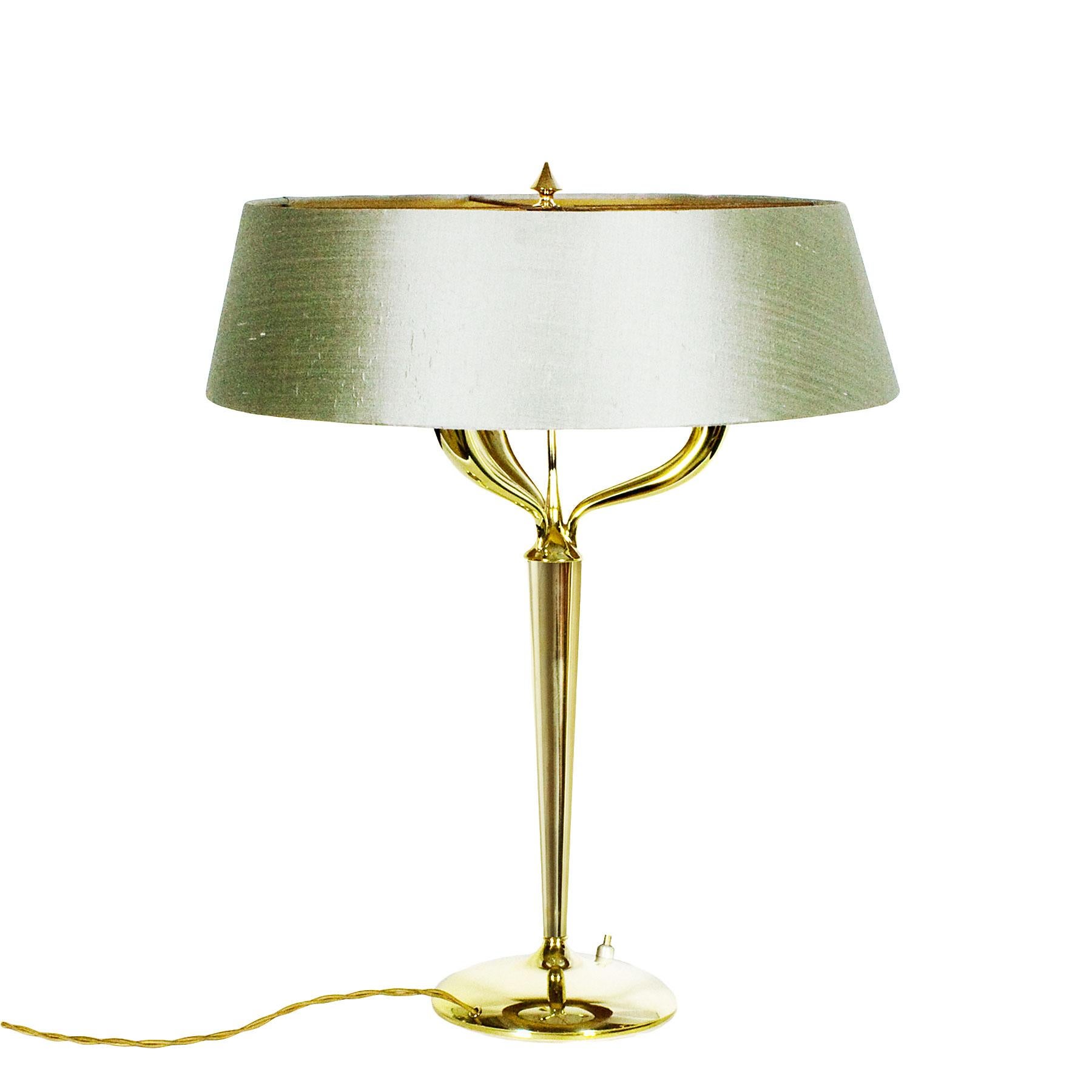 Large table lamp with three branches in polished brass, new green almond silk lampshade.

Italy, circa 1950.