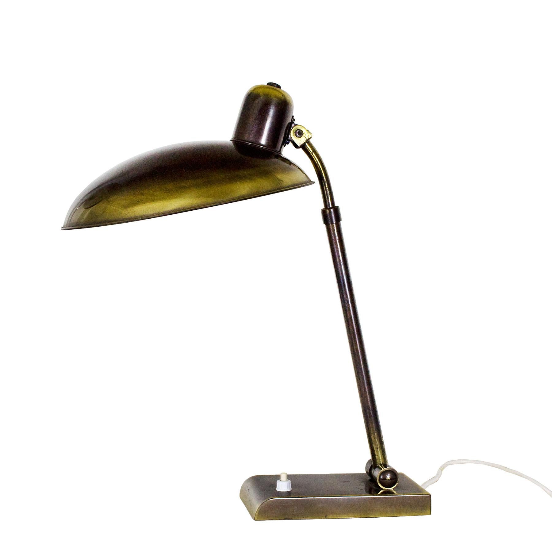Pair of desk lamps, patinated brass, two inclinations systems and height adjustment.

Italy, circa 1950
Measurements:
Width max 56 min 30 cm
Depth 22 cm
Height max 51 min 35 cm.