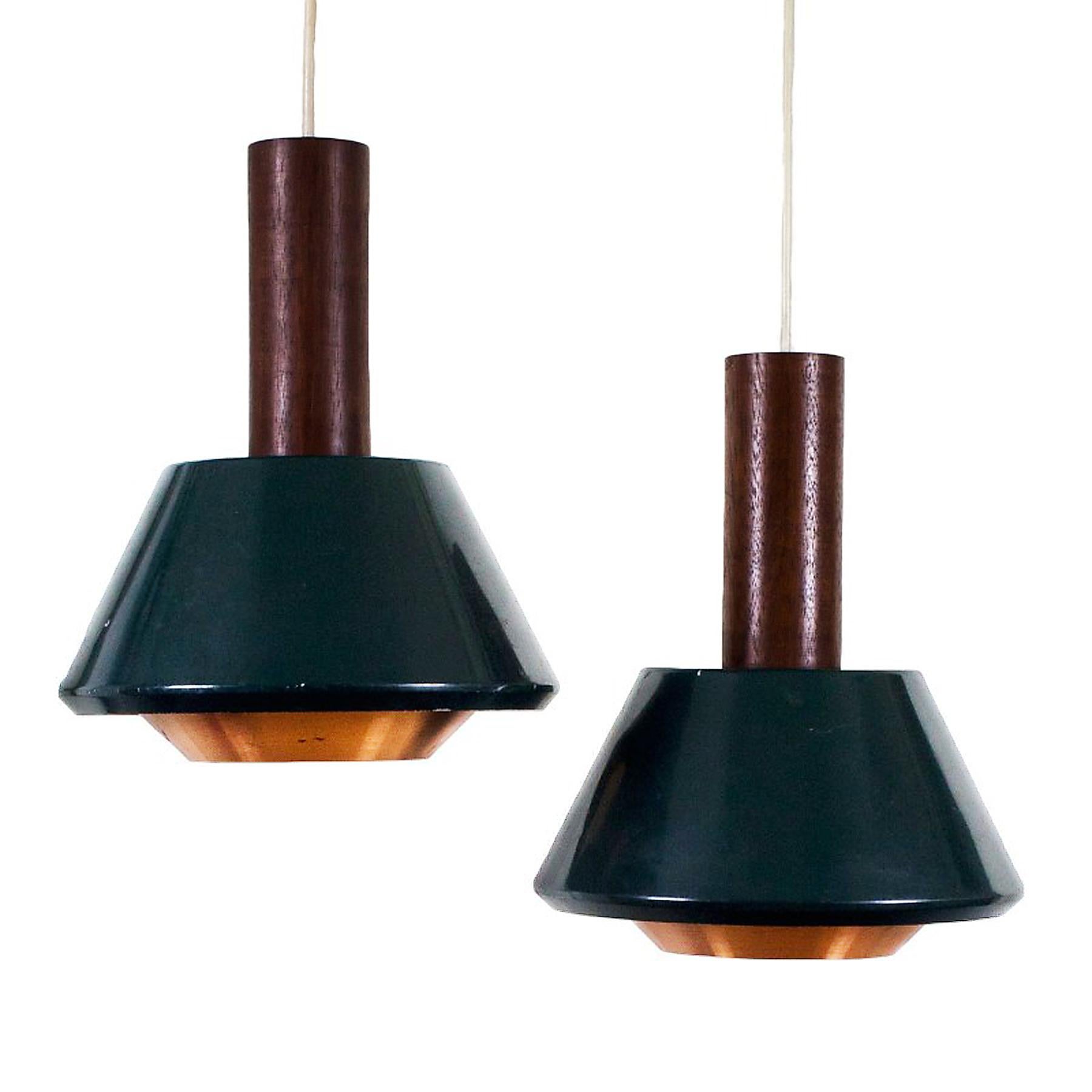 Paire de lampes suspendues en teck, métal laqué vert et diffuseur en cuivre.
Design/One Denis Casey

A.I.C. C. 1950