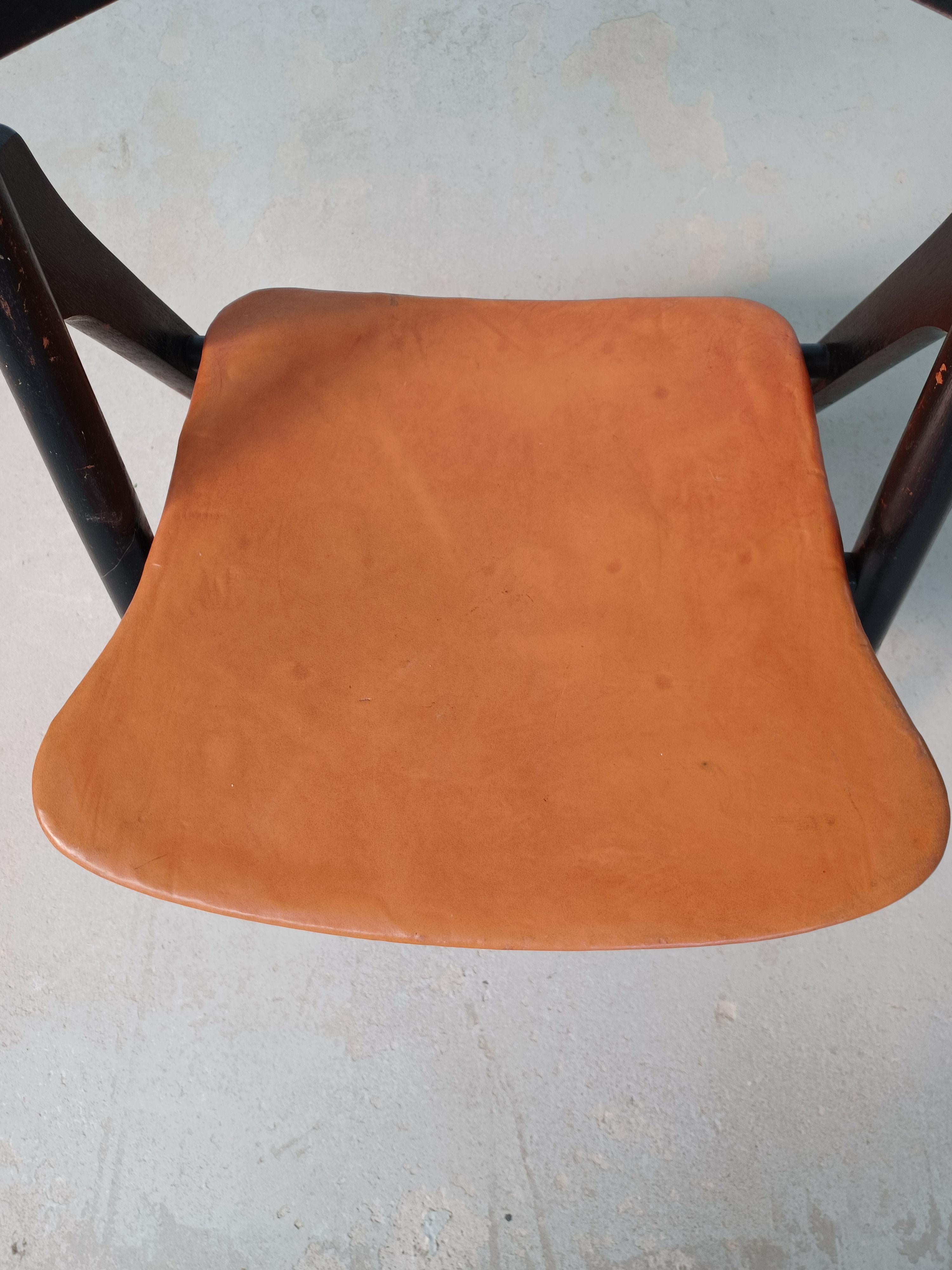 1950´s Patinated Hans Wegner Sawbuck Chair with Original Leather For Sale 9