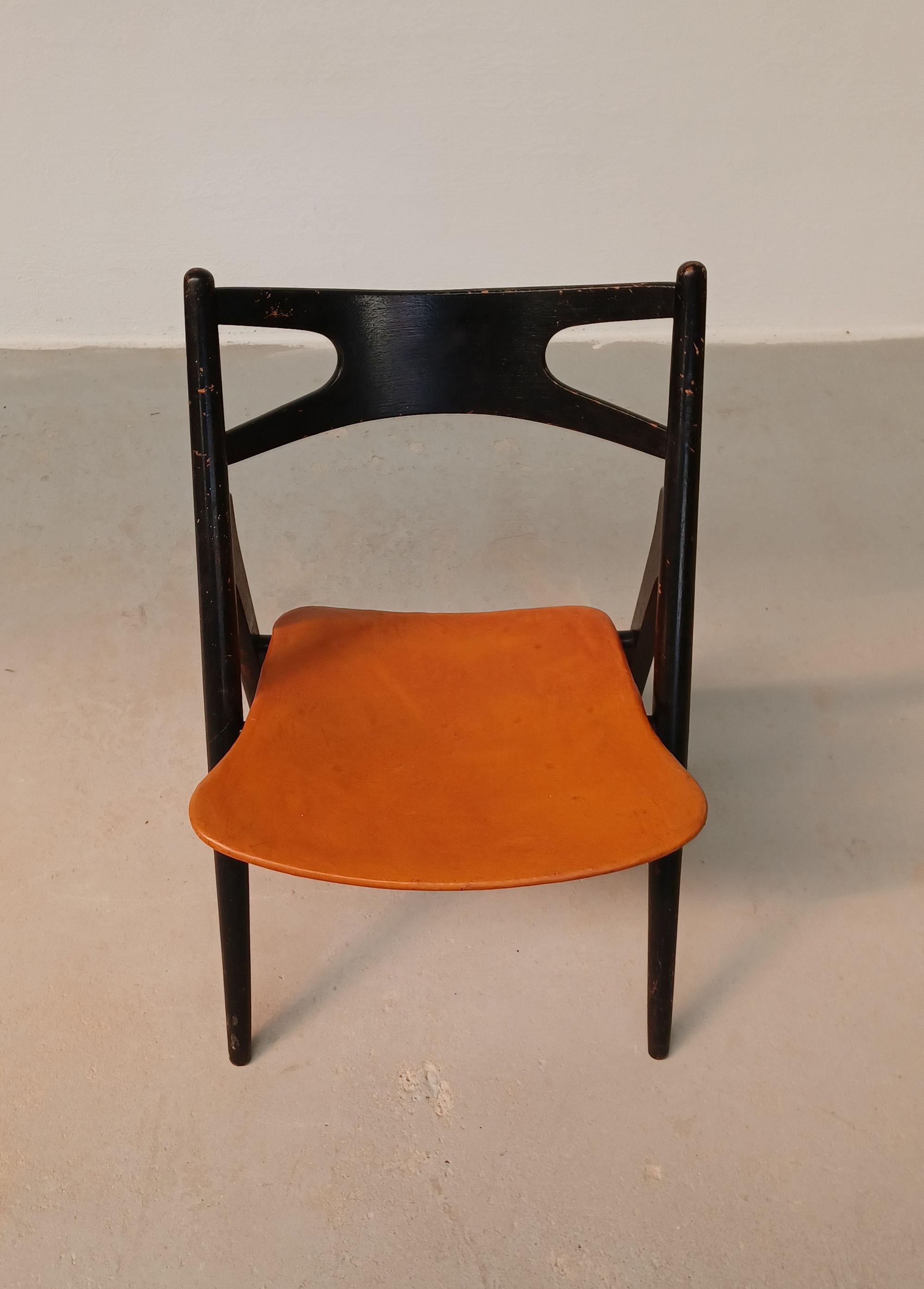 1950´s Patinated Hans Wegner Sawbuck Chair with Original Leather by Carl Hansen & Søn

The iconic 