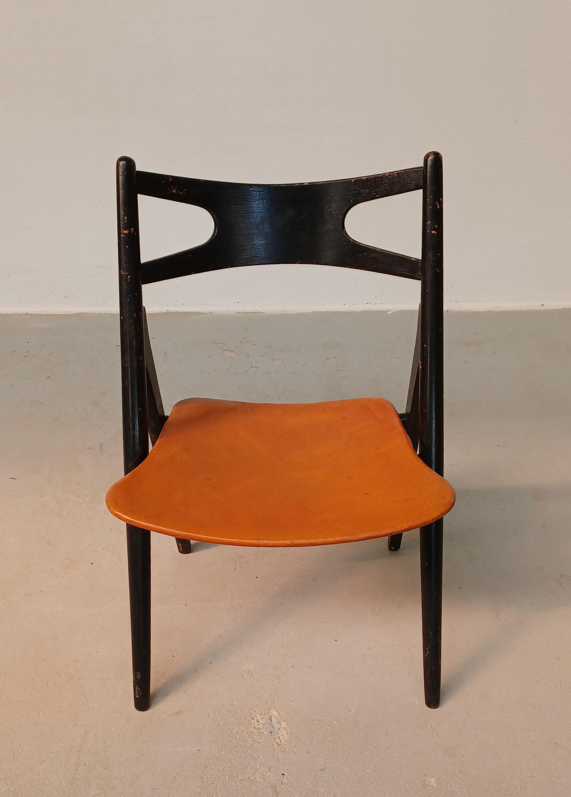 Scandinavian Modern 1950´s Patinated Hans Wegner Sawbuck Chair with Original Leather For Sale
