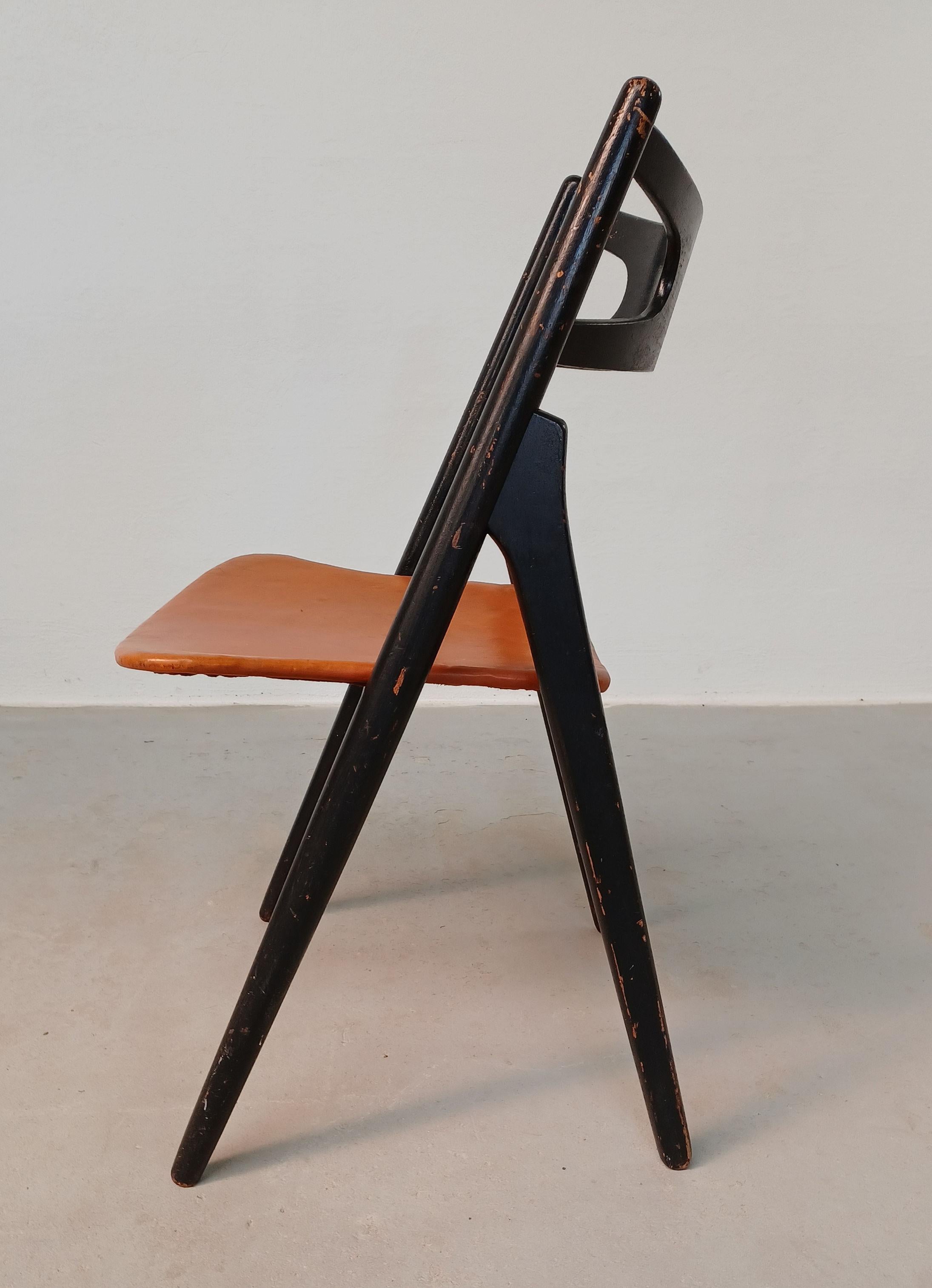 1950´s Patinated Hans Wegner Sawbuck Chair with Original Leather In Distressed Condition For Sale In Knebel, DK