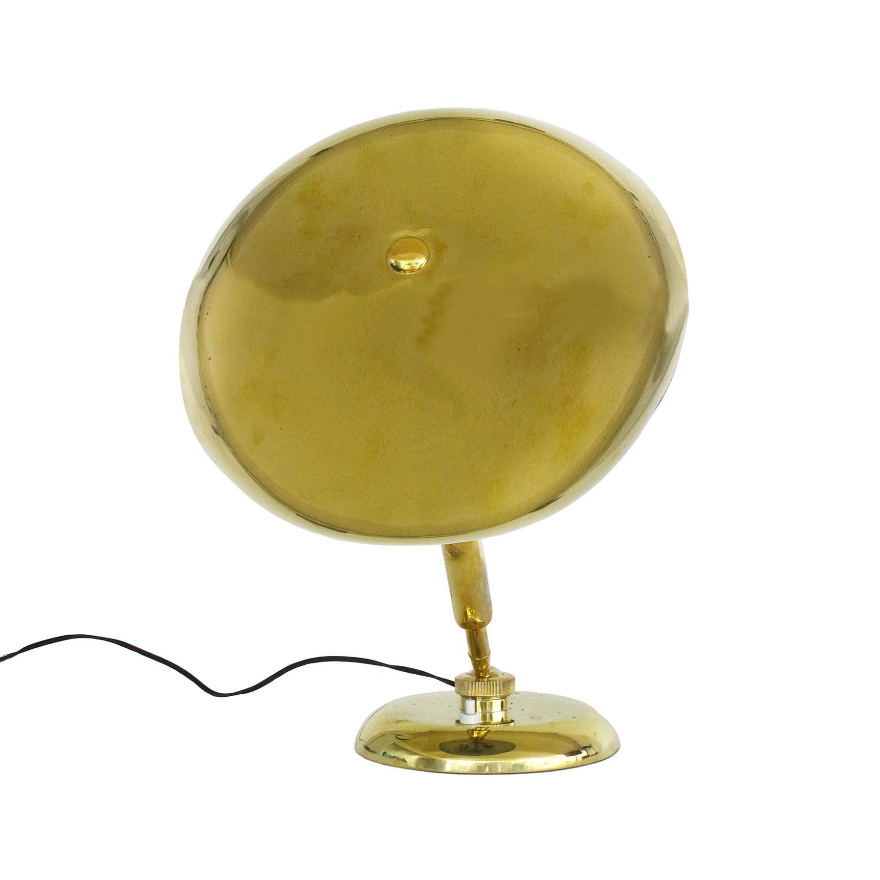 Polished brass desk lamp, two inclination systems, nice quality,

Italy, circa 1950.
Two items in stock.