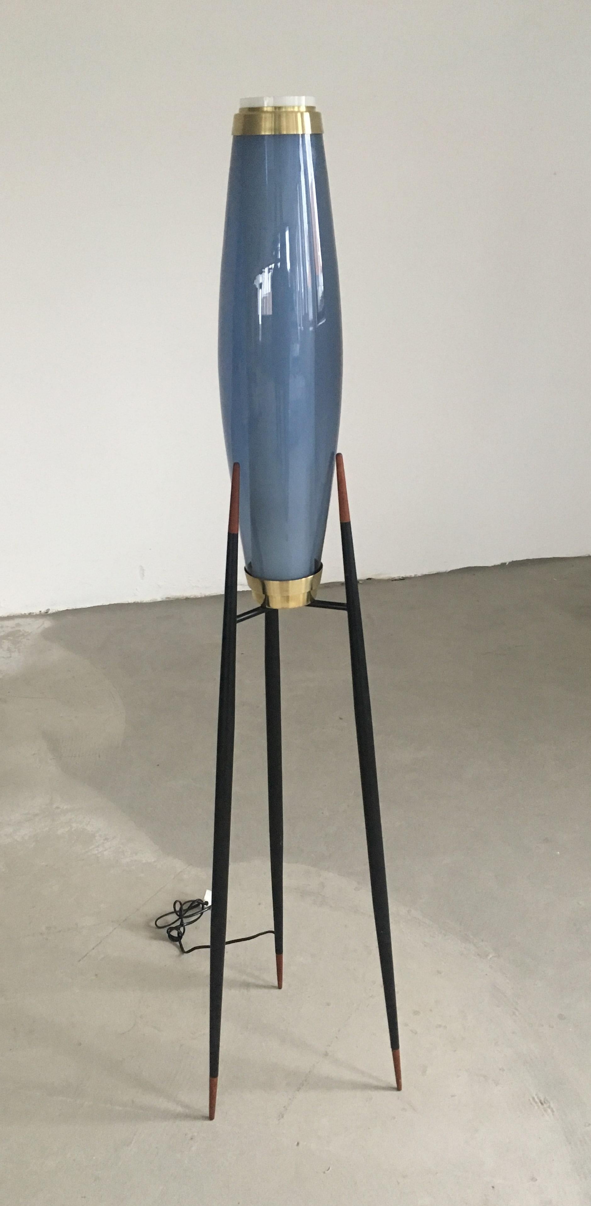 Seltener Satz von zwei vollständigen dänischen Dreibein-Stehlampen, entworfen von Svend Aage Holm Sørensen, um 1955.

Die Stehlampen haben eine schwarz emaillierte Metall- und Messinghalterung auf drei Füßen, die mit spitzen Teakholzstücken