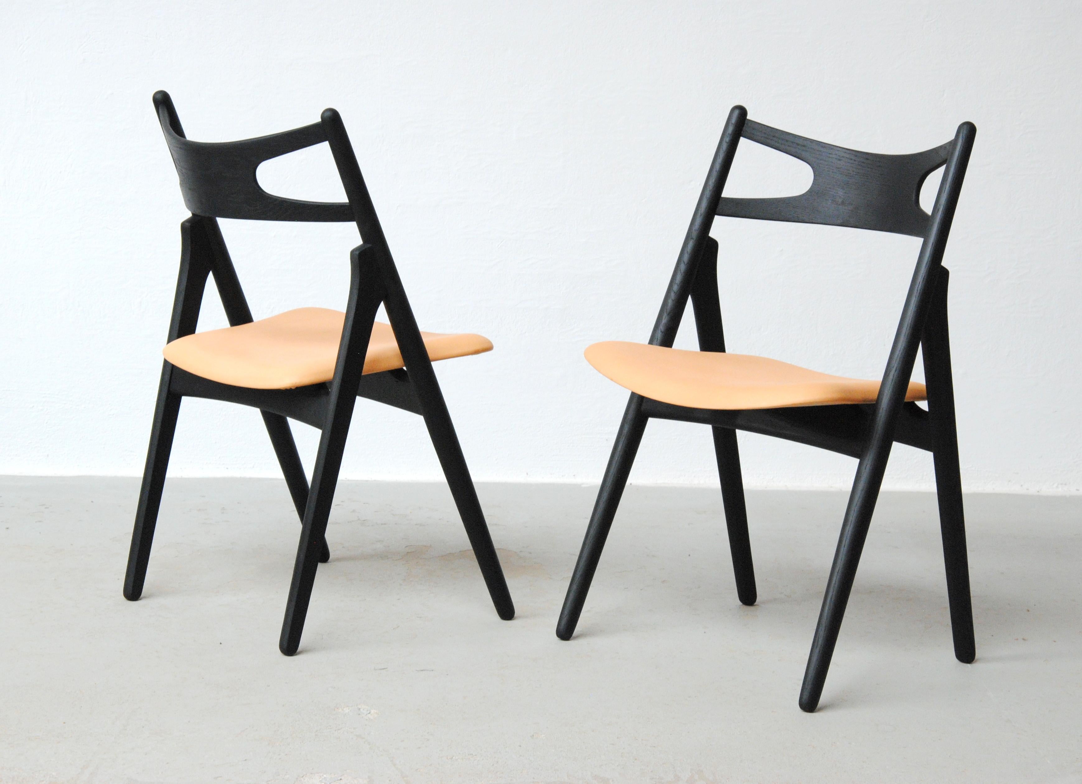 Satz von zwei vollständig restaurierten Hans Wegner Sawbuck-Stühlen aus ebonisierter Eiche, 1950er Jahre (Skandinavische Moderne) im Angebot