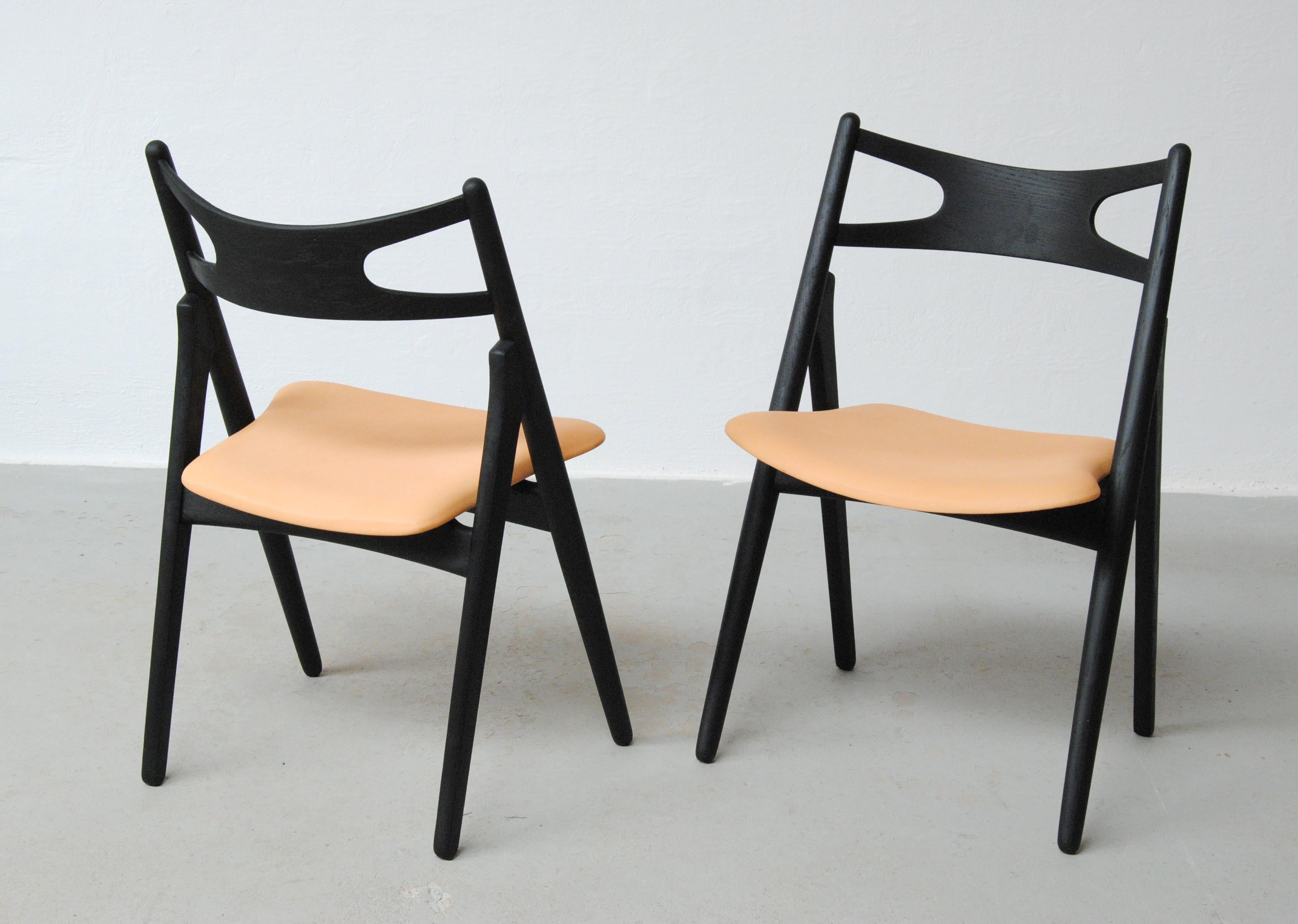 Satz von zwei vollständig restaurierten Hans Wegner Sawbuck-Stühlen aus ebonisierter Eiche, 1950er Jahre (Dänisch) im Angebot
