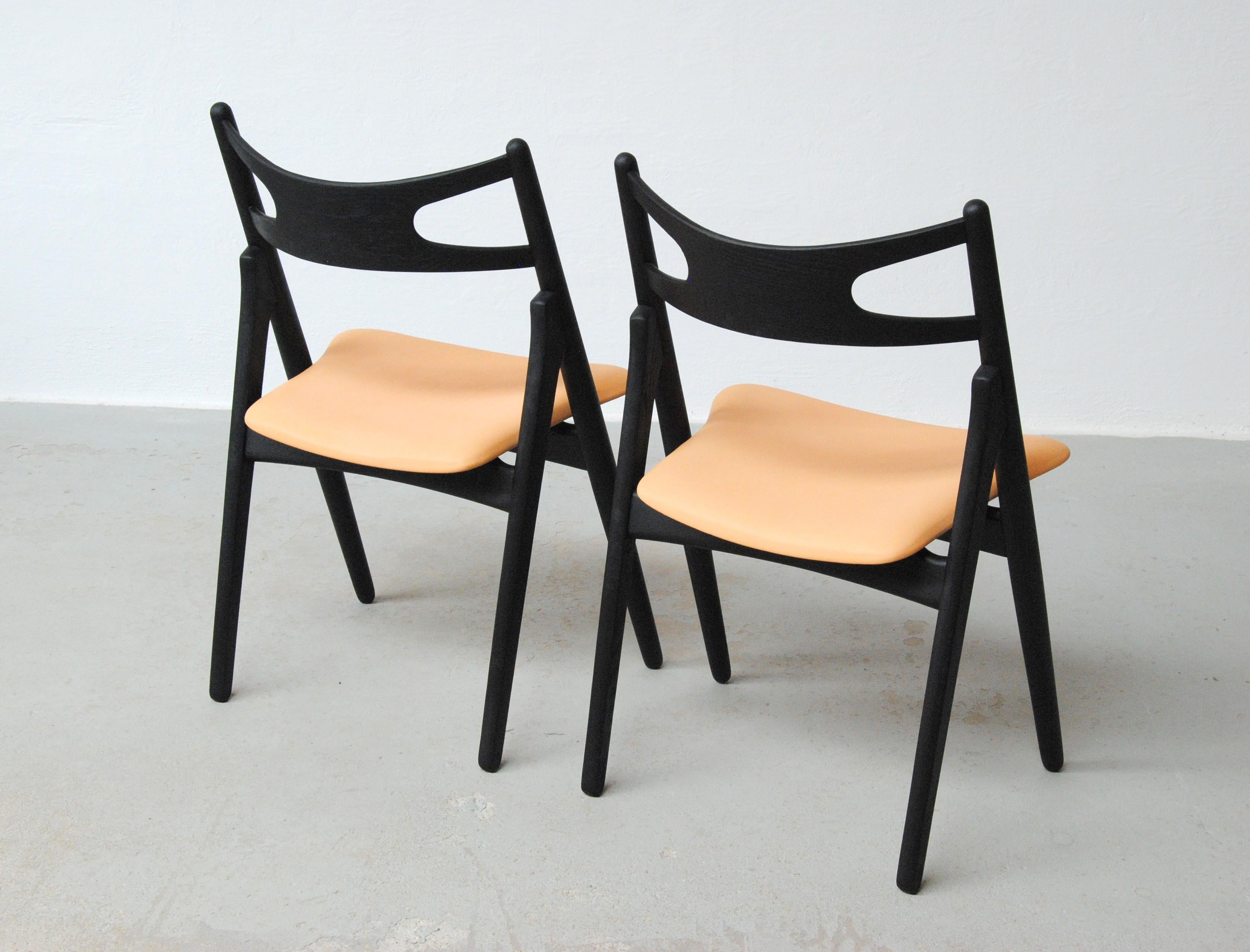 Satz von zwei vollständig restaurierten Hans Wegner Sawbuck-Stühlen aus ebonisierter Eiche, 1950er Jahre (Ebonisiert) im Angebot