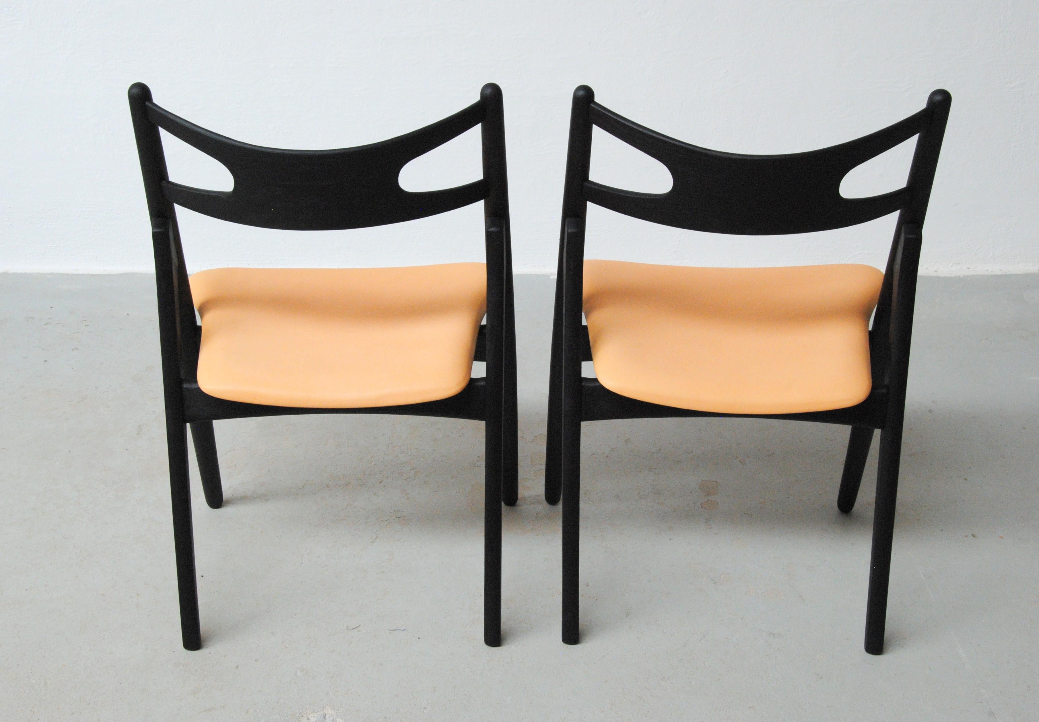 Satz von zwei vollständig restaurierten Hans Wegner Sawbuck-Stühlen aus ebonisierter Eiche, 1950er Jahre im Zustand „Gut“ im Angebot in Knebel, DK