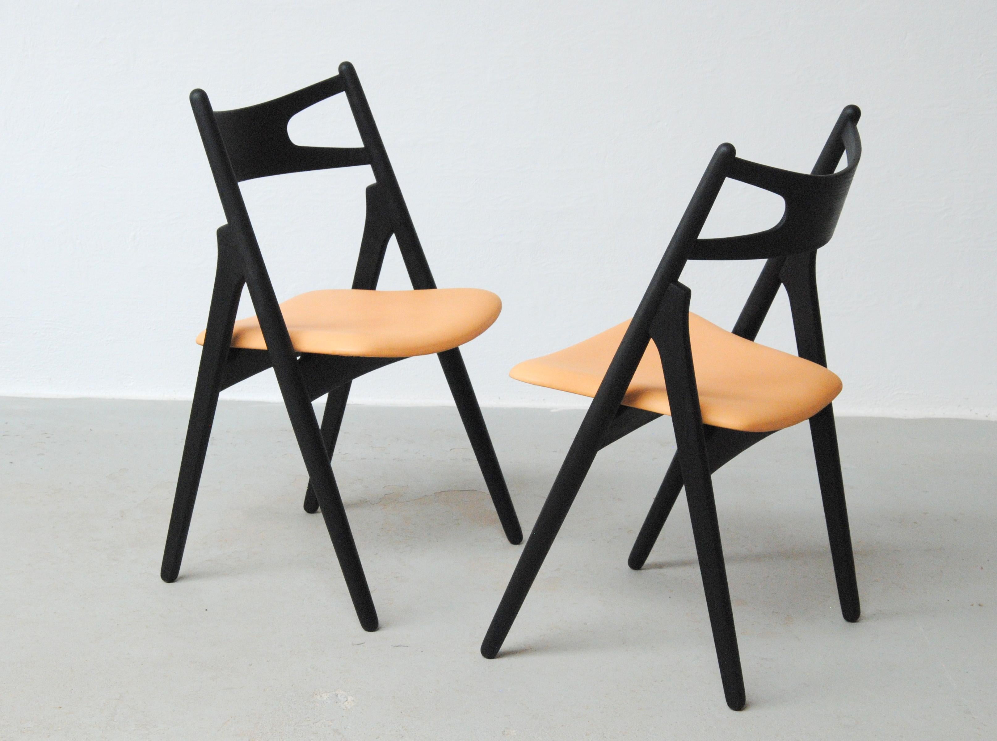 Satz von zwei vollständig restaurierten Hans Wegner Sawbuck-Stühlen aus ebonisierter Eiche, 1950er Jahre (Mitte des 20. Jahrhunderts) im Angebot