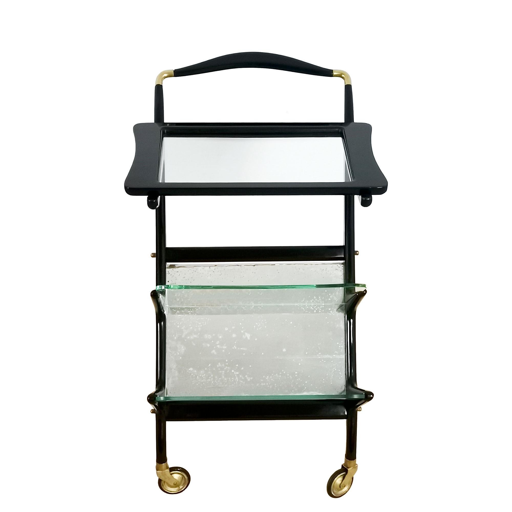 Small bar cart and magazine rack, stained solid mahogany, French polish. Removable tray, polished brass hardware and wheels.

Design: Cesare Lacca 

Italy c. 1950.