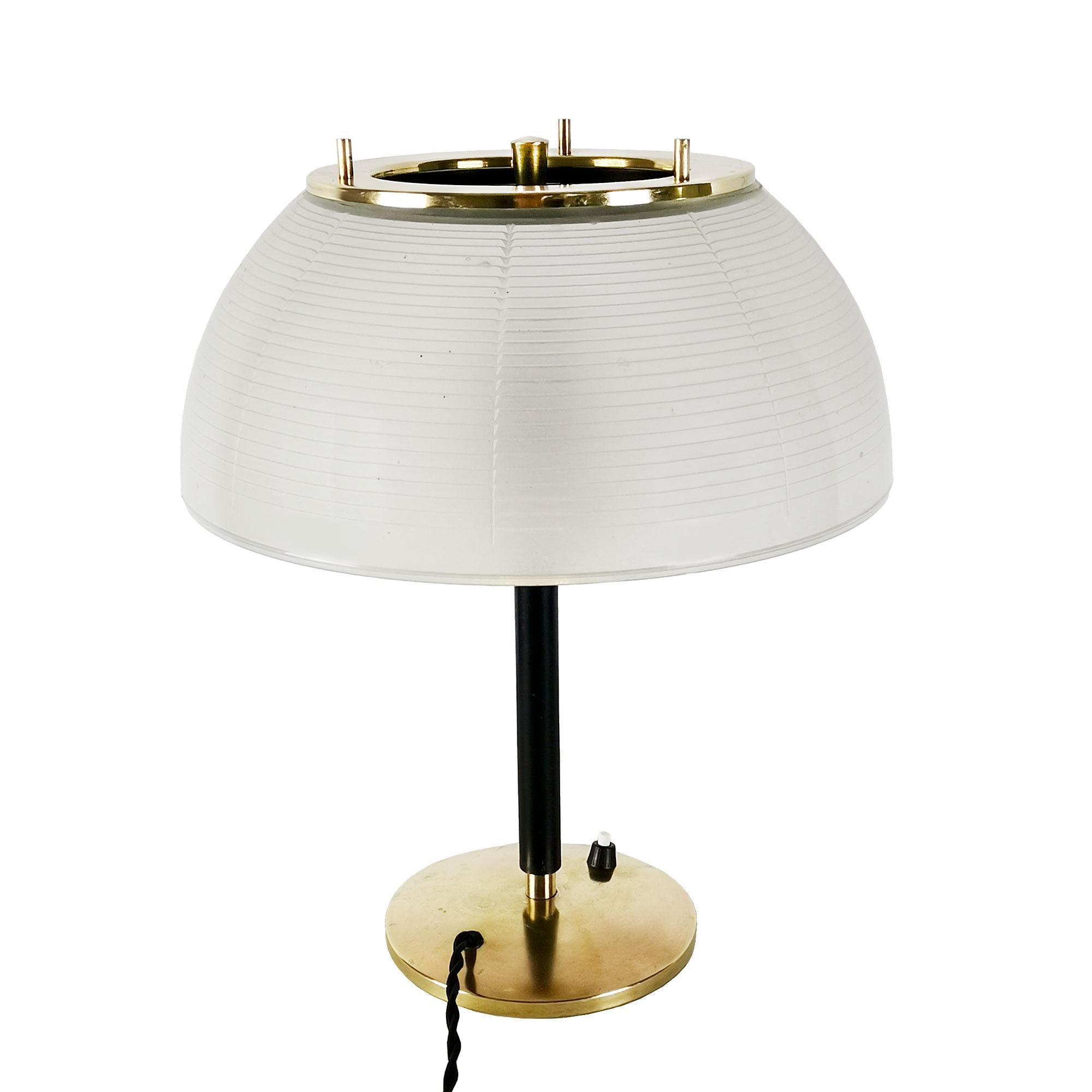 Table lamp in polished brass, black lacquered steel and thick pressed glass.
In the style of Sergio Mazza.

Italy c. 1960.