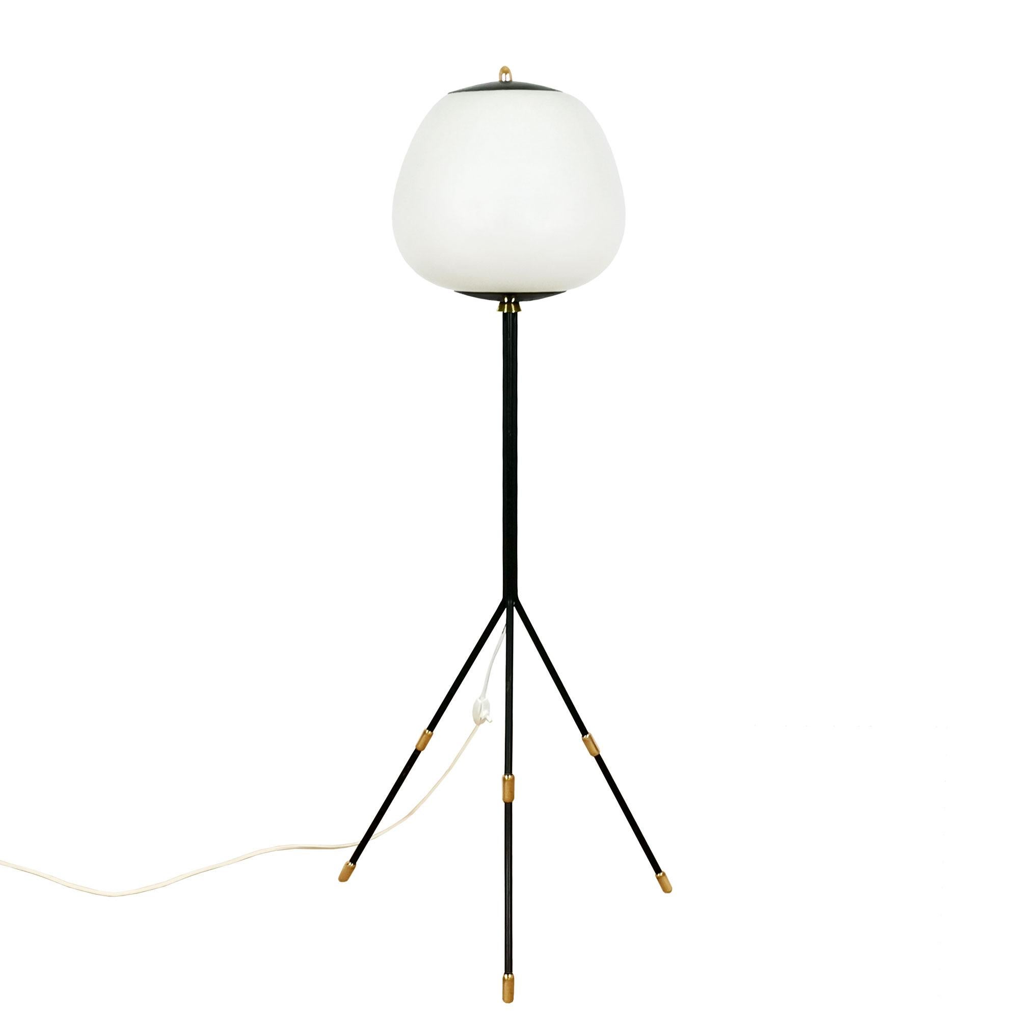 Tripod standing lamp, black lacquered steel with polished brass details, white opaline glass ball.
Italy c. 1950

Ball: diameter 30 x 32 cm.