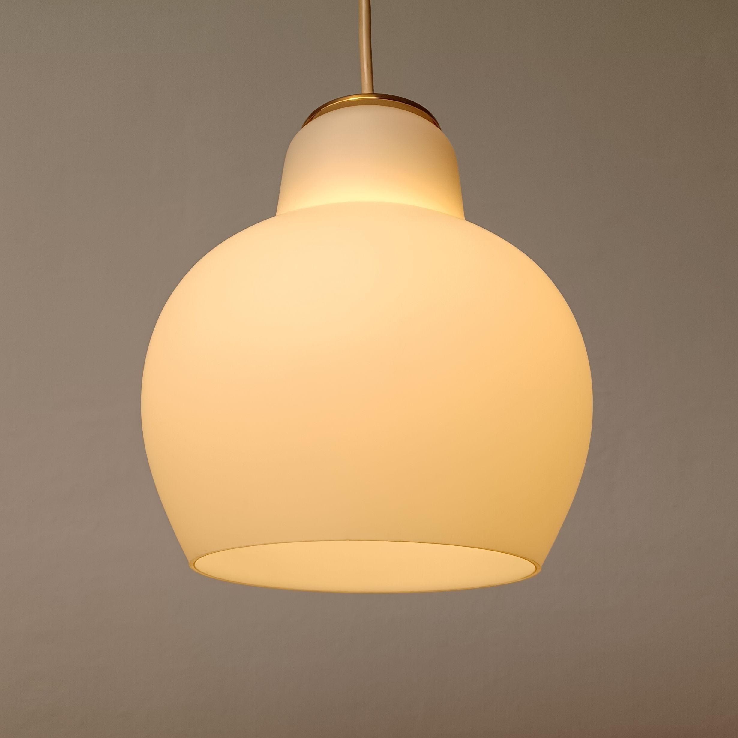 Metà XX secolo Ciondoli in ottone lucido di Louis Poulsen del 1950 Vilhelm Lauritzen 1'stEdition in vendita