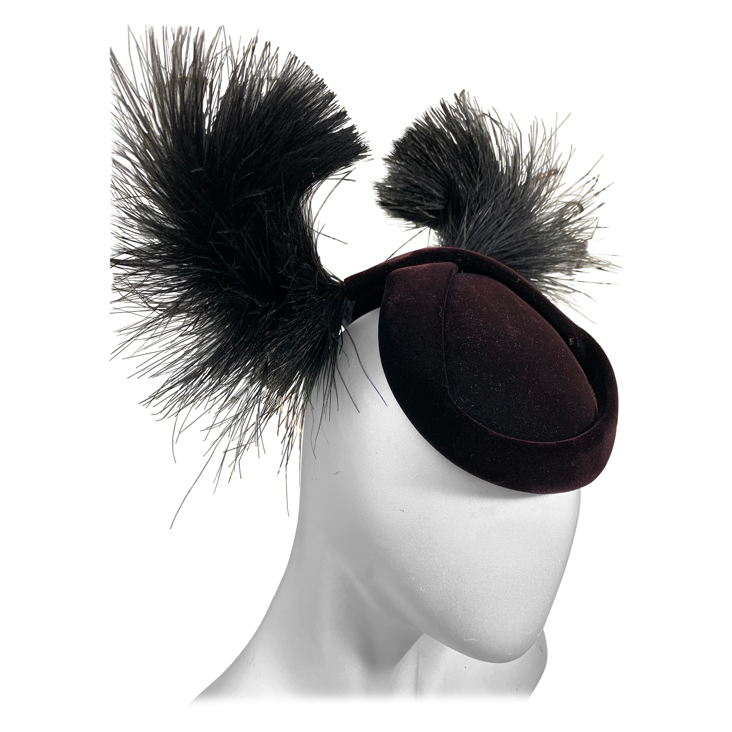 1950 Saks Fifth Avenue Cappello a fascetta in velluto nero con "ali" di piume di egretta