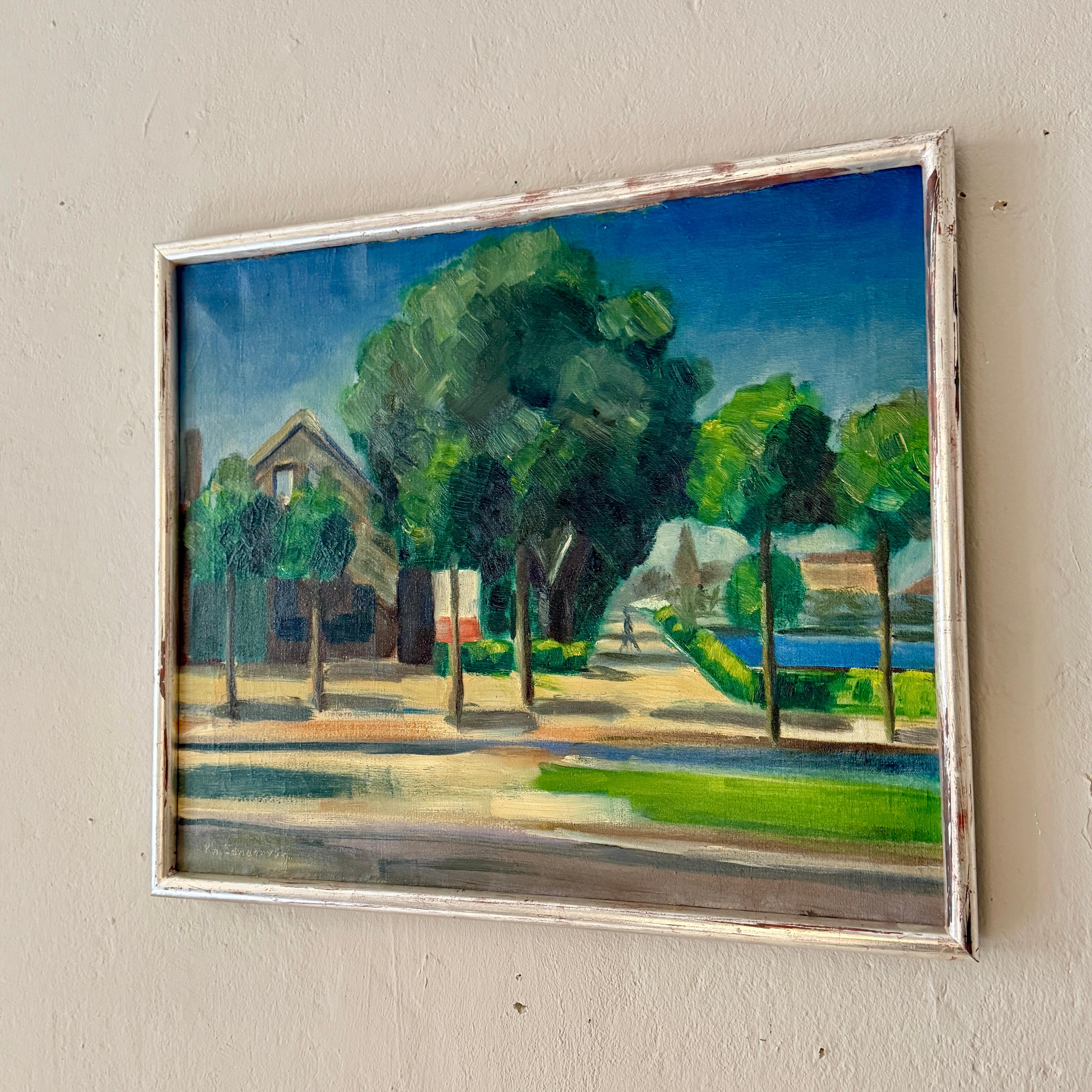 Une vibrante peinture à l'huile de paysage scandinave post-impressionniste, créée vers 1950, capturant la clarté de la lumière du nord et l'harmonie entre l'architecture et la nature. La composition présente une rue tranquille bordée d'arbres, dont