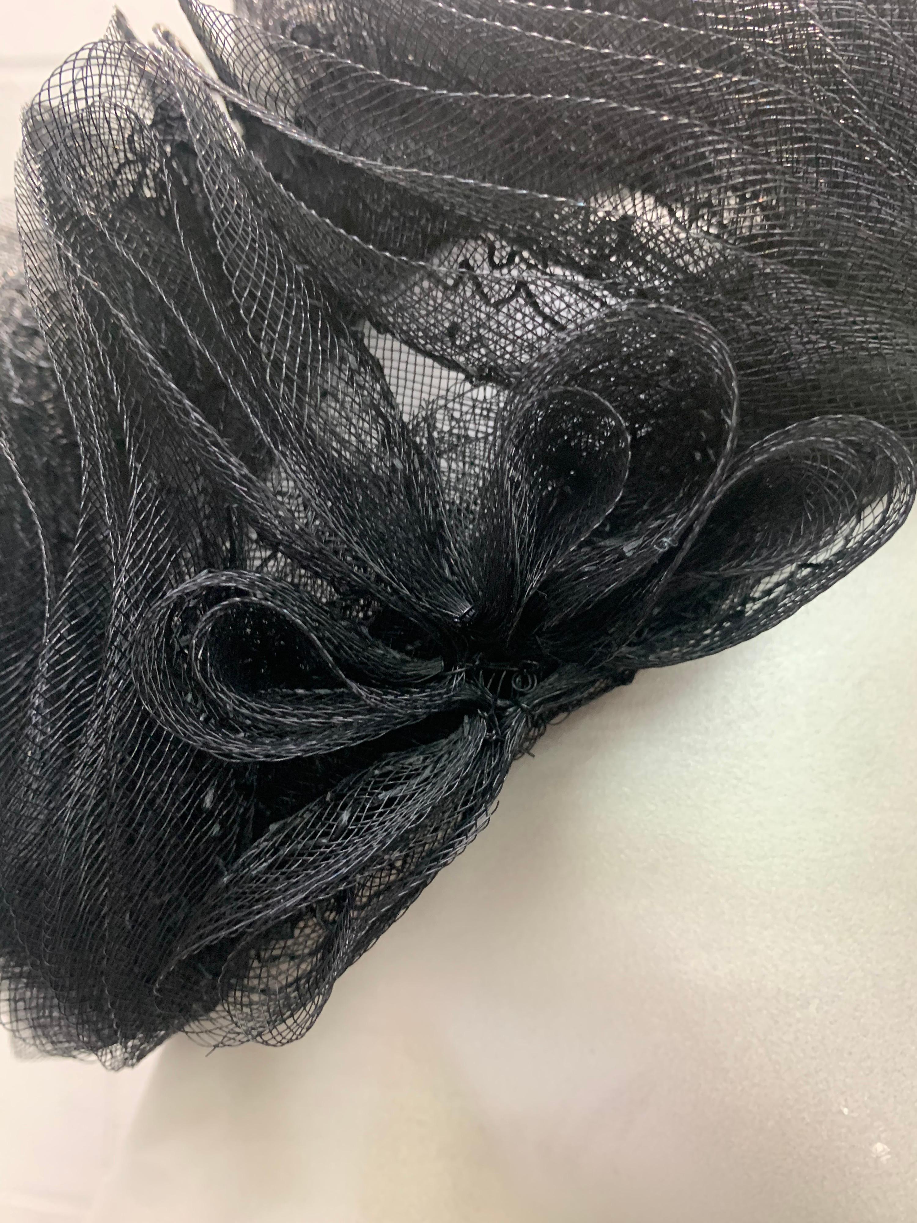 1950 Schiaparelli  Le chapeau est entièrement constitué de couches de crin de cheval noir, de tourbillons de ruban créant un motif en forme de dôme. Ce chapeau bombé inhabituel est destiné à être porté en couronne, sur un chignon. Taille moyenne. 
