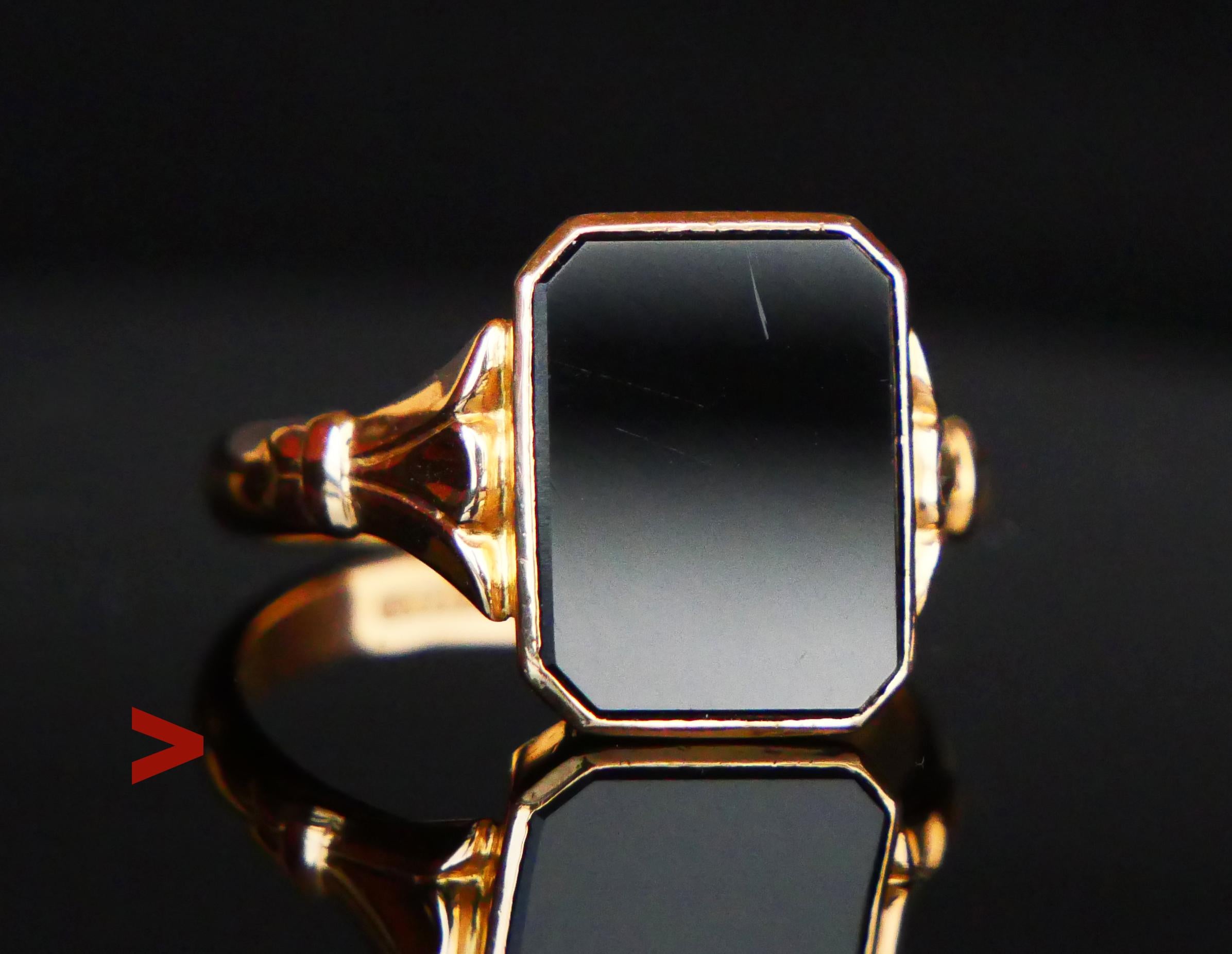 Anello ϟiignet da uomo in oro giallo massiccio 18K decorato con pietra naturale Onice nero  taglio rettangolare e lucidato 13 x 10 mm x 2,8 mm di profondità/ circa 4,5 ct.

Anello svedese, punzonato 18 carati, Stoccolma, Three Crowns, 18 carati, Z8 