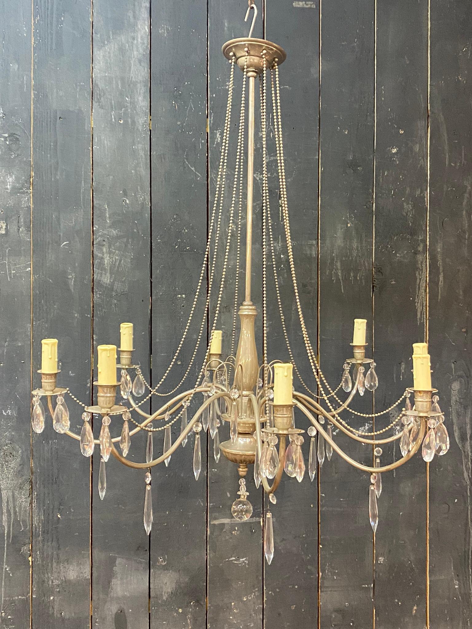 Lustre en métal argenté de 1950 dans le style de la Maison Jansen.
en bon état, avec sa patine, peut être plus brillant si désiré, il suffit de le nettoyer avec un produit pour métal argenté
  2 appliques au modèle sont mises en vente dans une autre