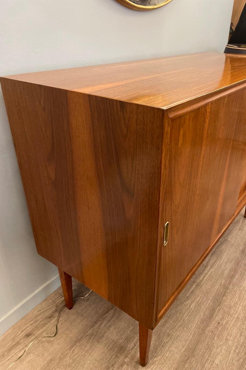 Italian 1950 Sliding doors Walnut Bar Sideboard with Internal Sides Mirrored