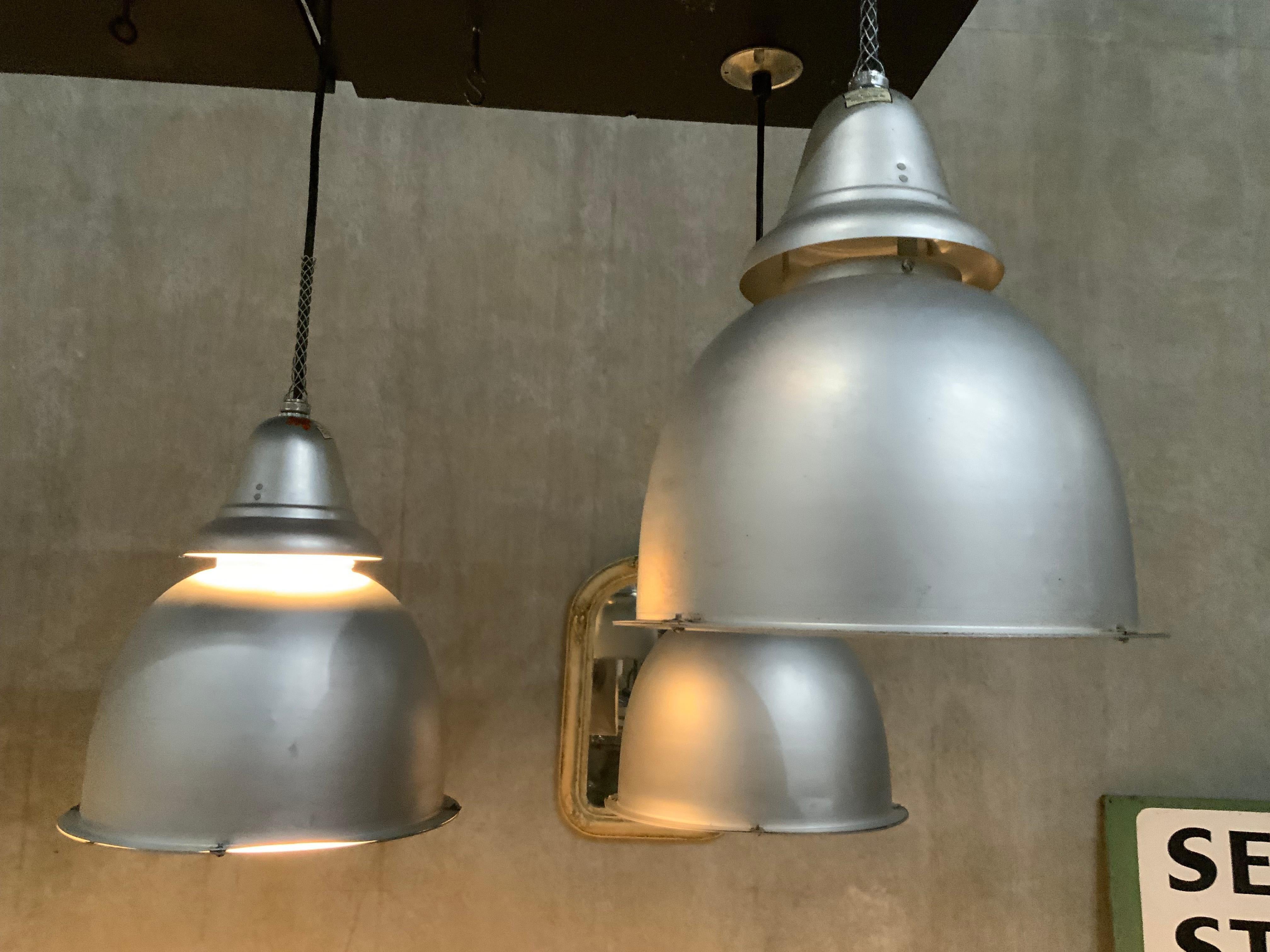 Industriel Lampe à suspension industrielle en aluminium filé de 1950 par Benjamin en vente