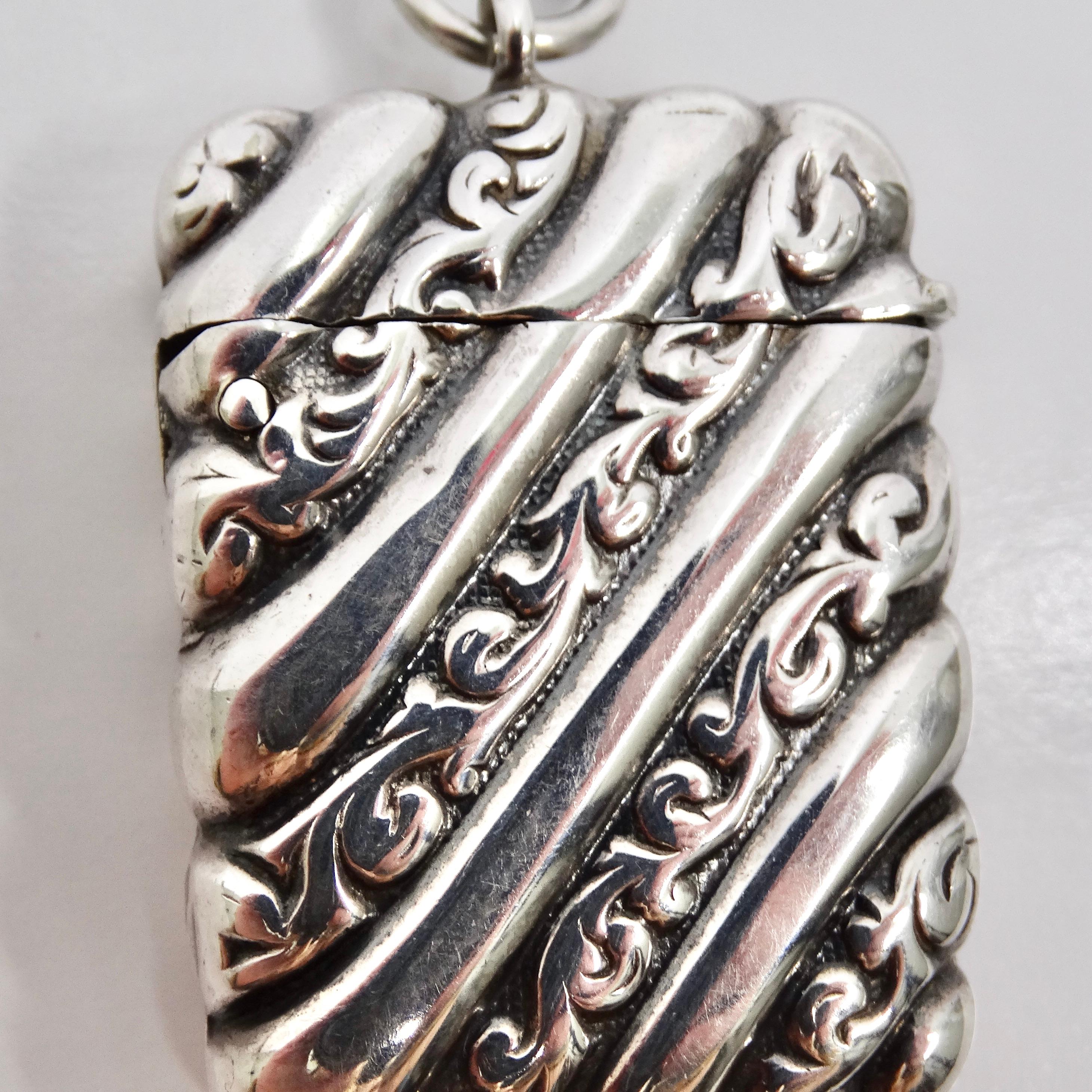 Der exquisite Streichholzschachtel-Anhänger aus Sterlingsilber mit Gravur aus den 1940er Jahren ist eine reizvolle Verbindung von Funktion und Stil. Der aus Sterlingsilber gefertigte Anhänger ist nicht nur ein stilvolles Accessoire, sondern auch