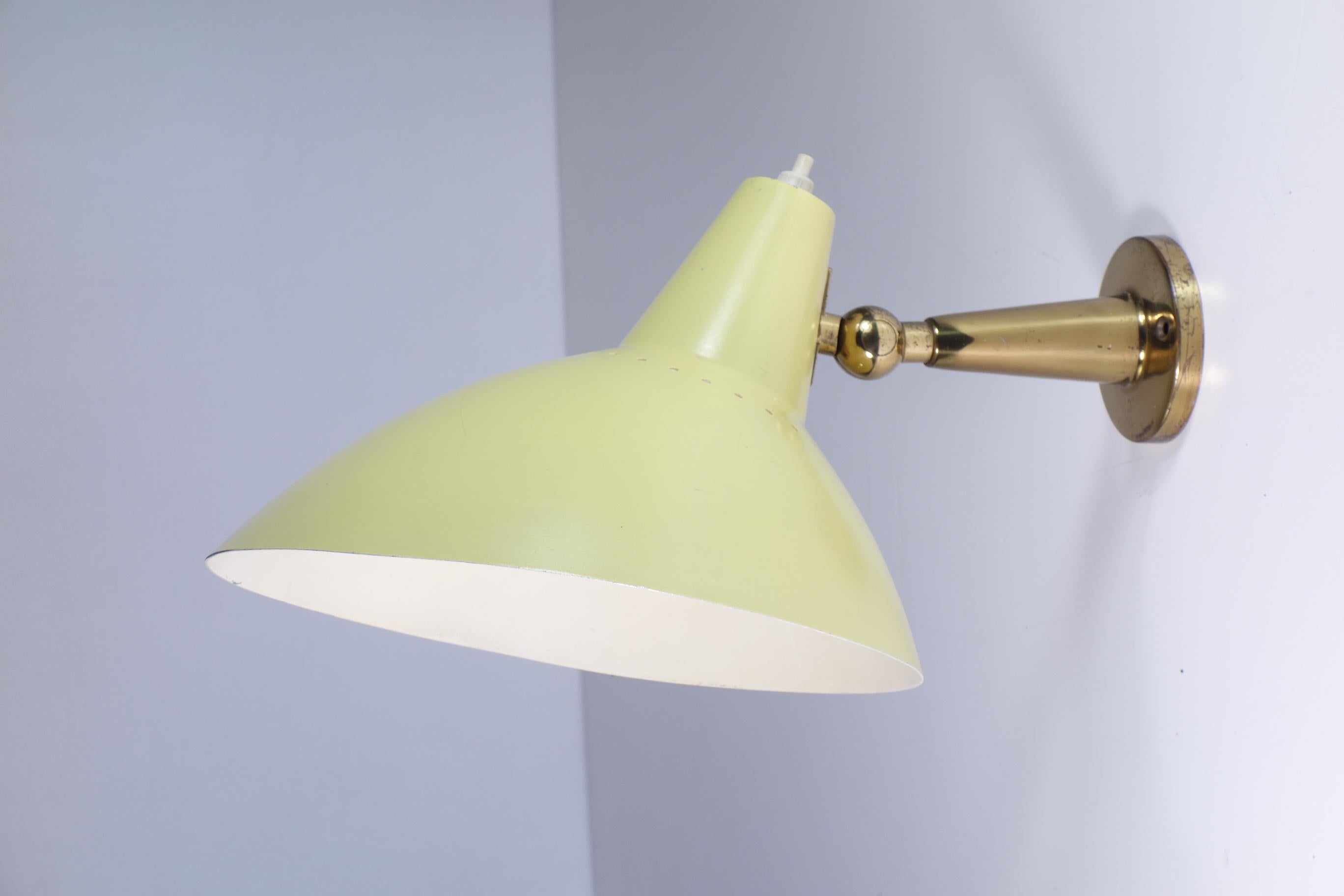 Adjustable Wall Lamp
Stilnovo
Italy, 1950

Yellow and White Aluminum Shade
Adjustable Brass Frame

Very Good Condiction
Original electric wired
Perfect working order