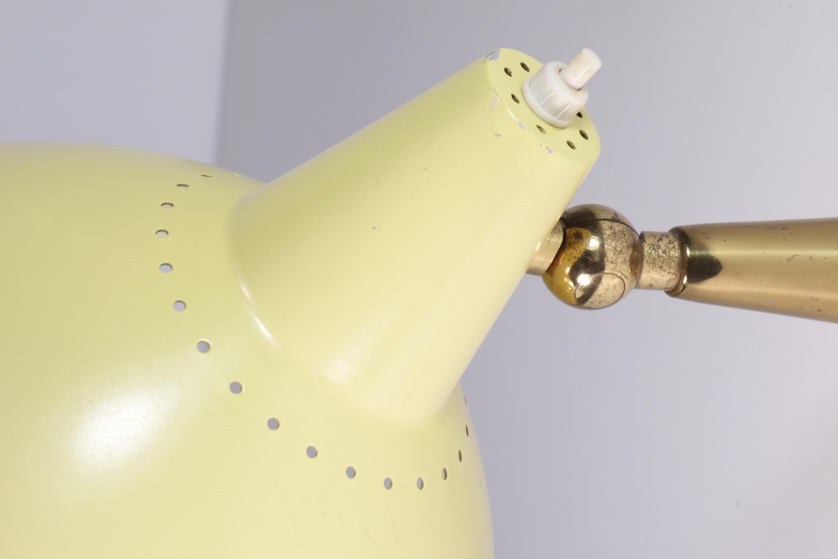 1950 Stilnovo MidCentury Italian Design Yellow Metal Brass Adjustable Wall Lamp In Good Condition For Sale In Brescia, IT