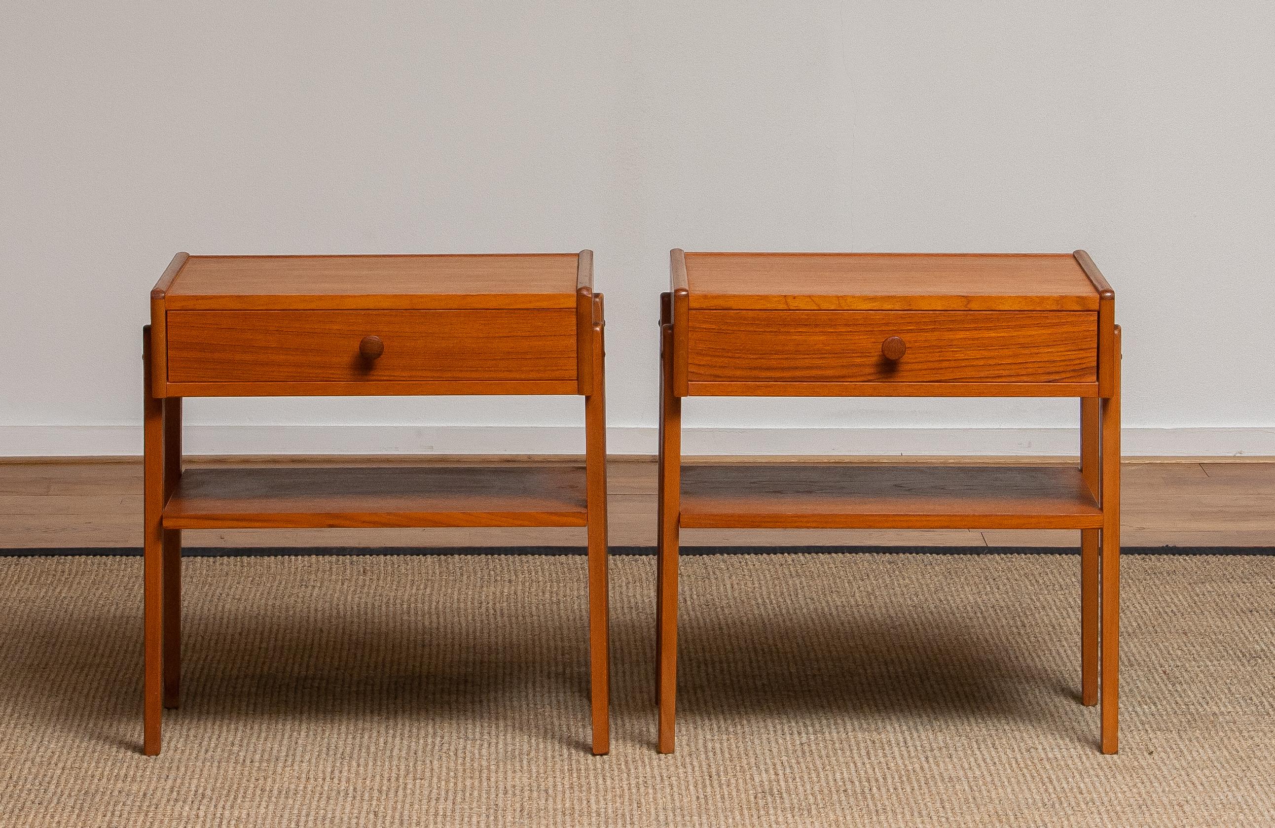 Bel ensemble de deux tables de nuit ou tables de chevet avec tiroir en teck des années 1950 et fabriqué par Carlström & Co Mobelfabrik en Suède.