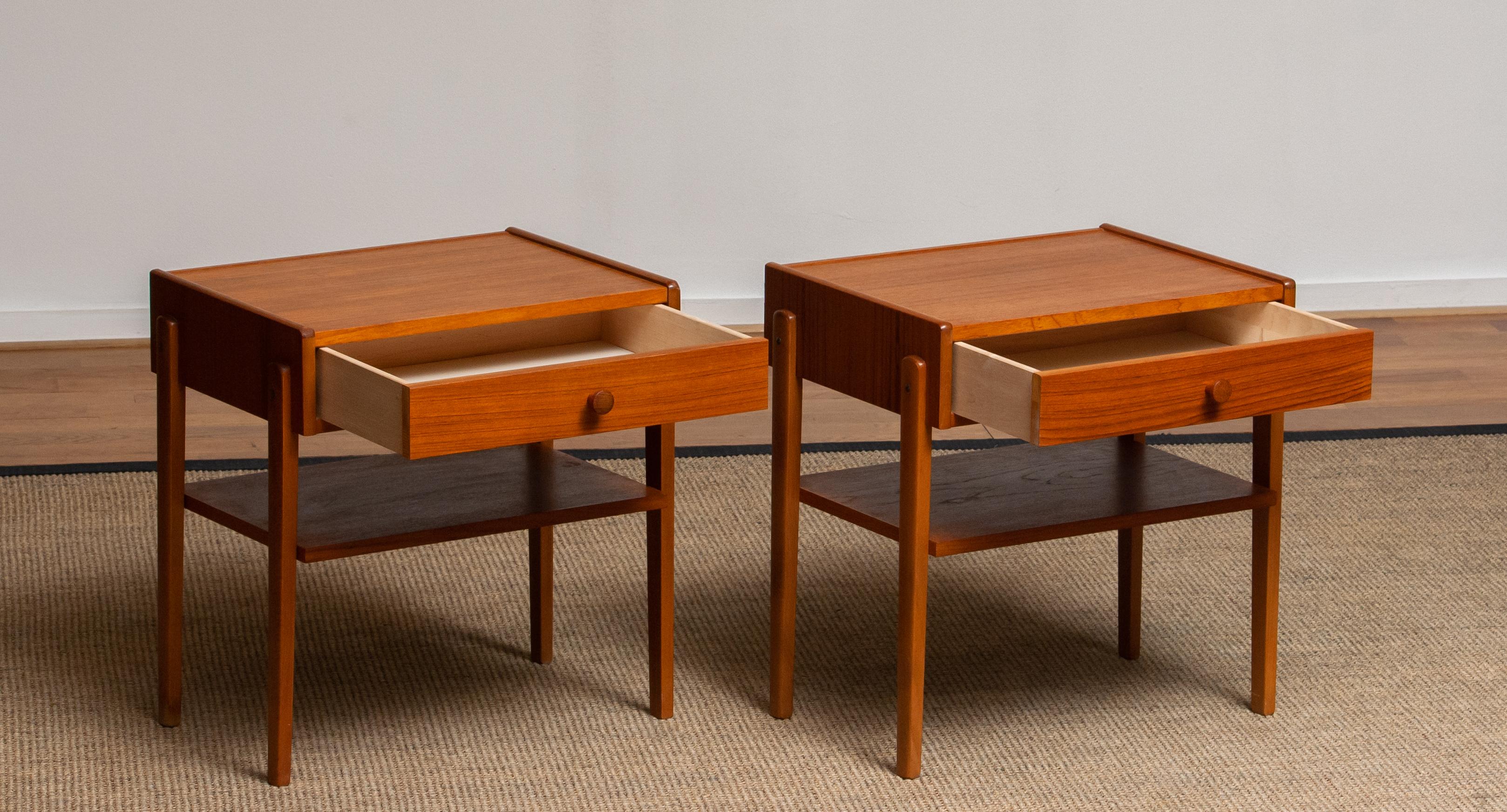 Milieu du XXe siècle Tables de chevet en teck des années 1950 par Carlstrm & Co Mobelfabrik Suède, 1 en vente