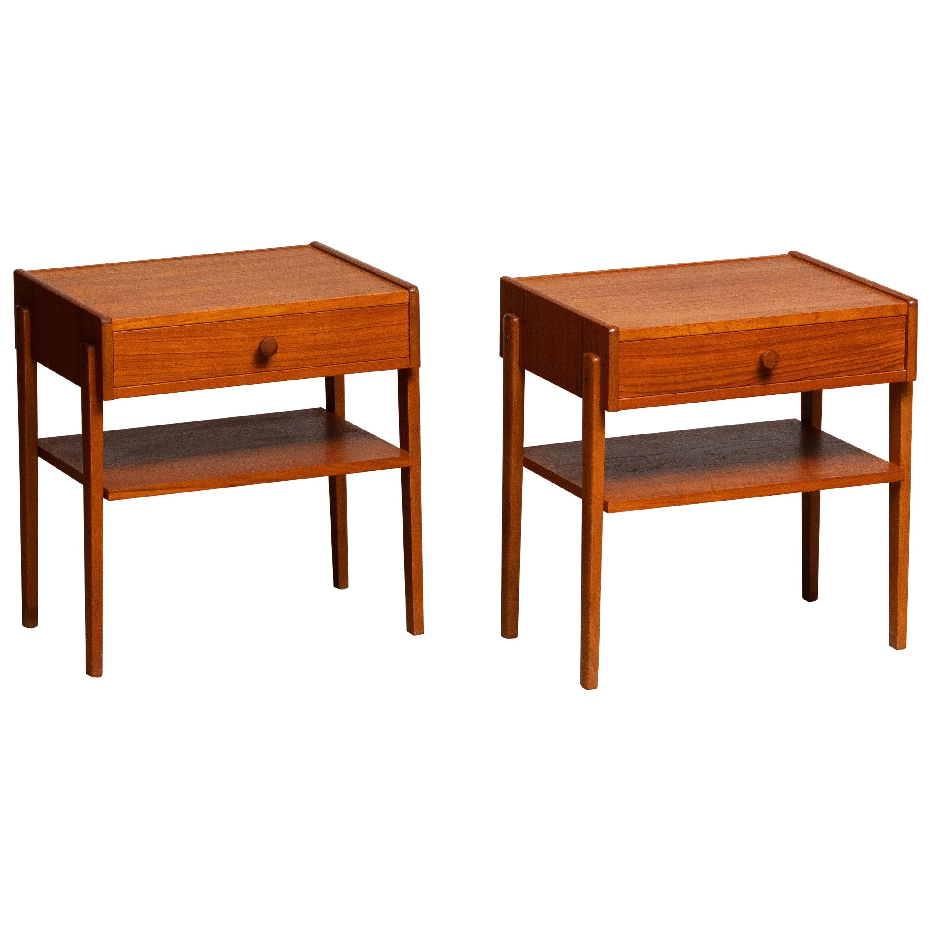 Beautiful set of two nightstands or bedside tables with drawer in teak from the 1950s and made by Carlström & Co Mobelfabrik in Sweden.