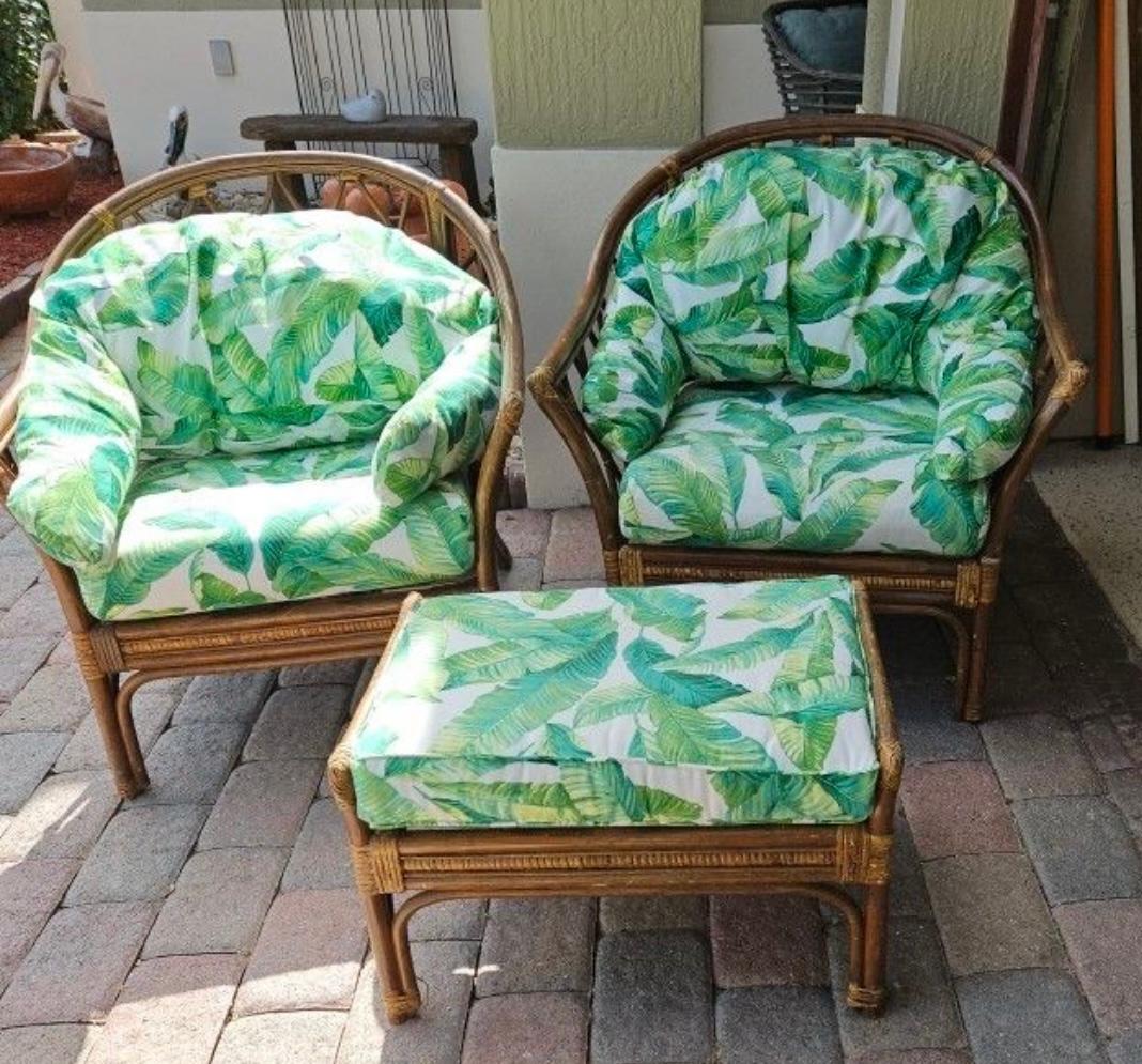 Juego de patio vintage de bambú de 3 piezas de mediados de siglo, compuesto por dos tumbonas y un banco, tapizados a medida I. Hojas de plátano tropical. 