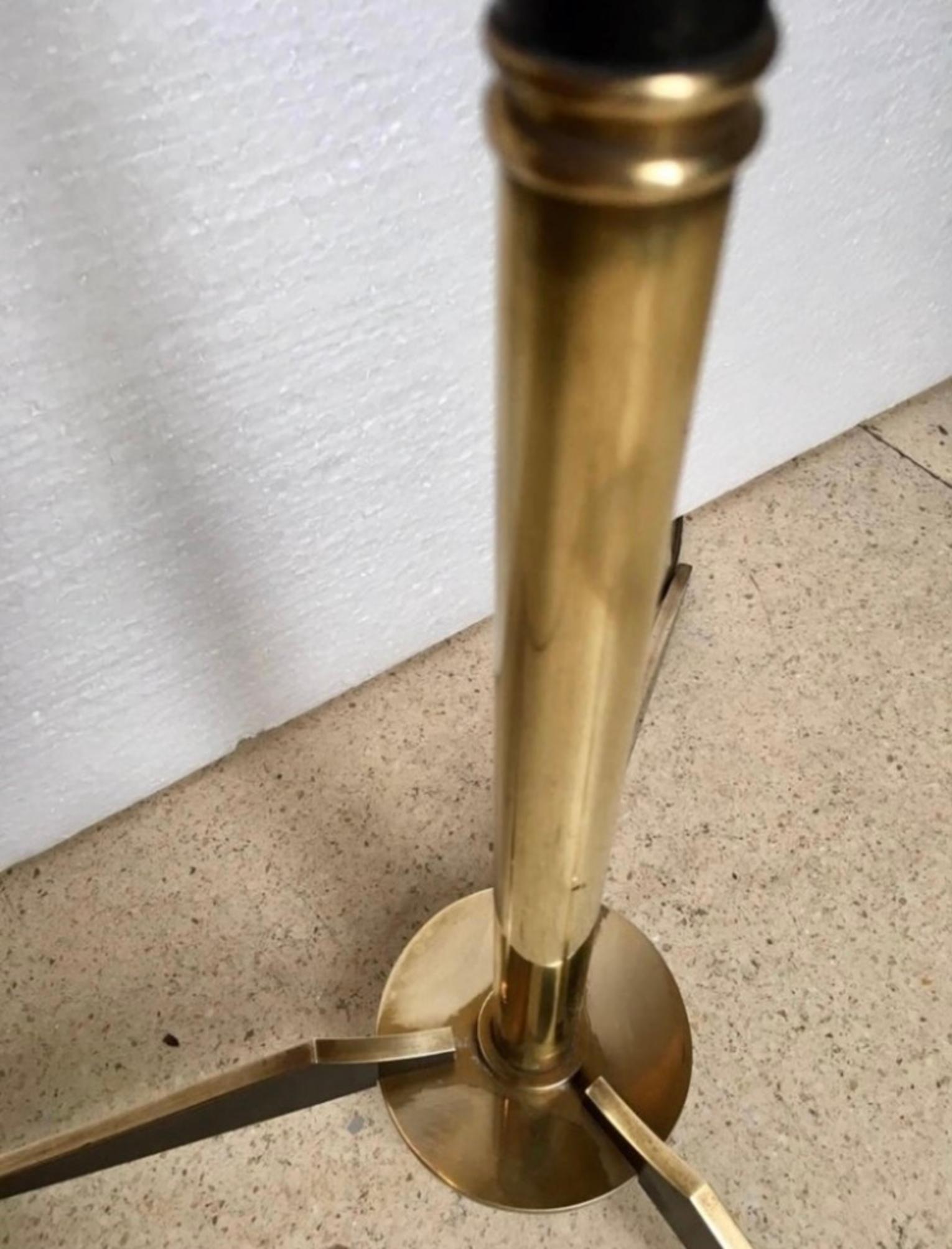 Lámpara de pie vintage trípode 1950 de Maison Arlus en venta 2