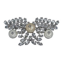 Christian Dior Broche vintage à fleurs en perles et strass de couleur argentée, 1950