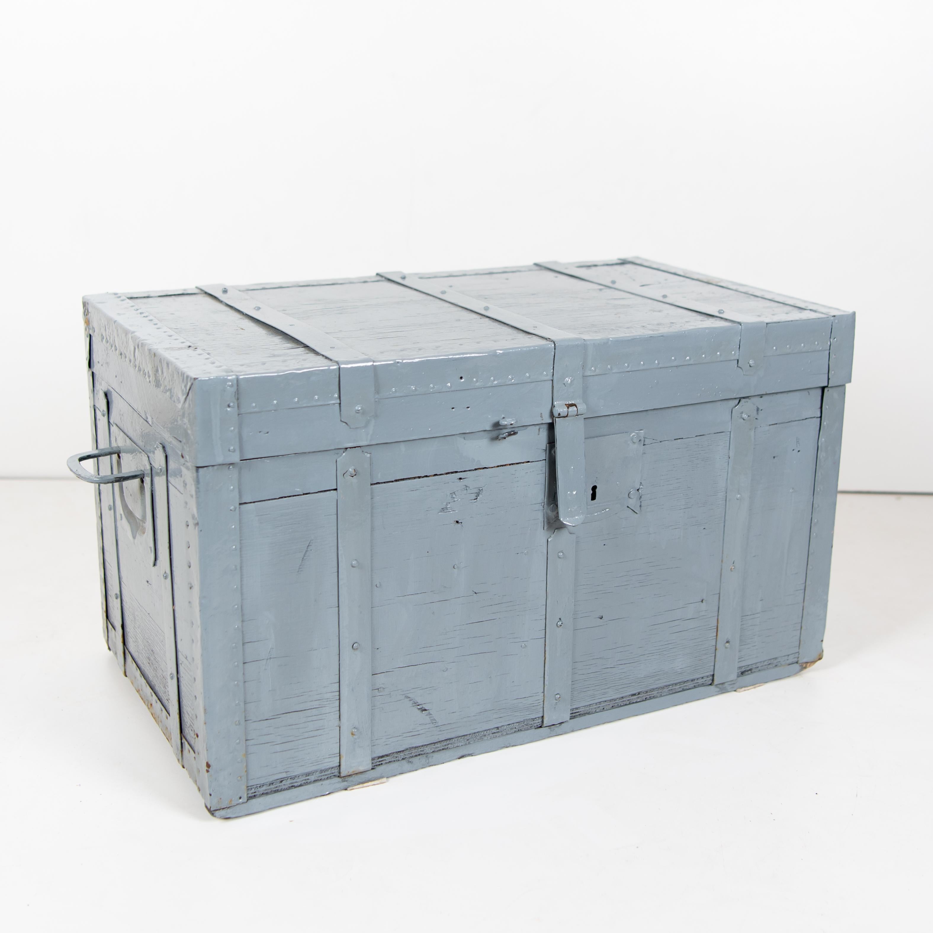 A cosy 1950s vintage grey trunk in idustrial style. Original conditions with beautiful signs fo time.