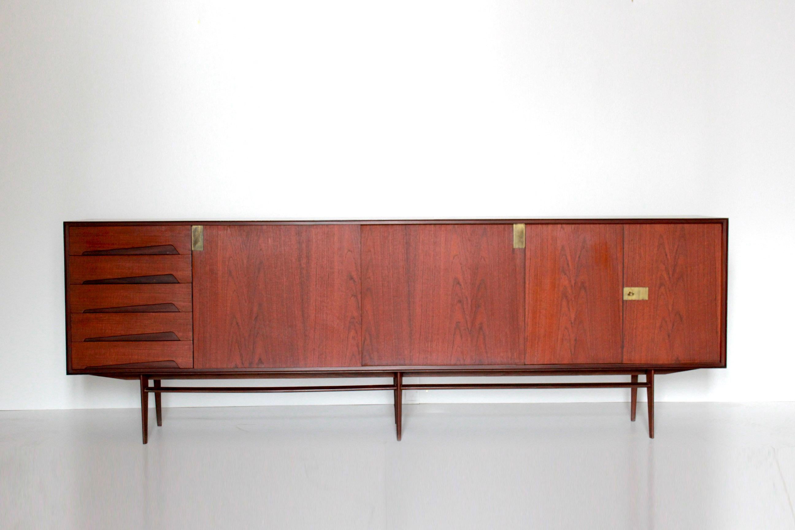A rare vintage dining room set designed by Edmondo Palutari fori italian Iconic manufacturer Vittorio Dassi. 1950s vintage extendible table and vintage long sideboard.

The items have been fully restored as follows:

Sideboard: Rosenwood wood and
