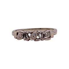 Fede nuziale del 1950 in oro bianco, anello con tre pietre e diamanti, design a foglia del 1950