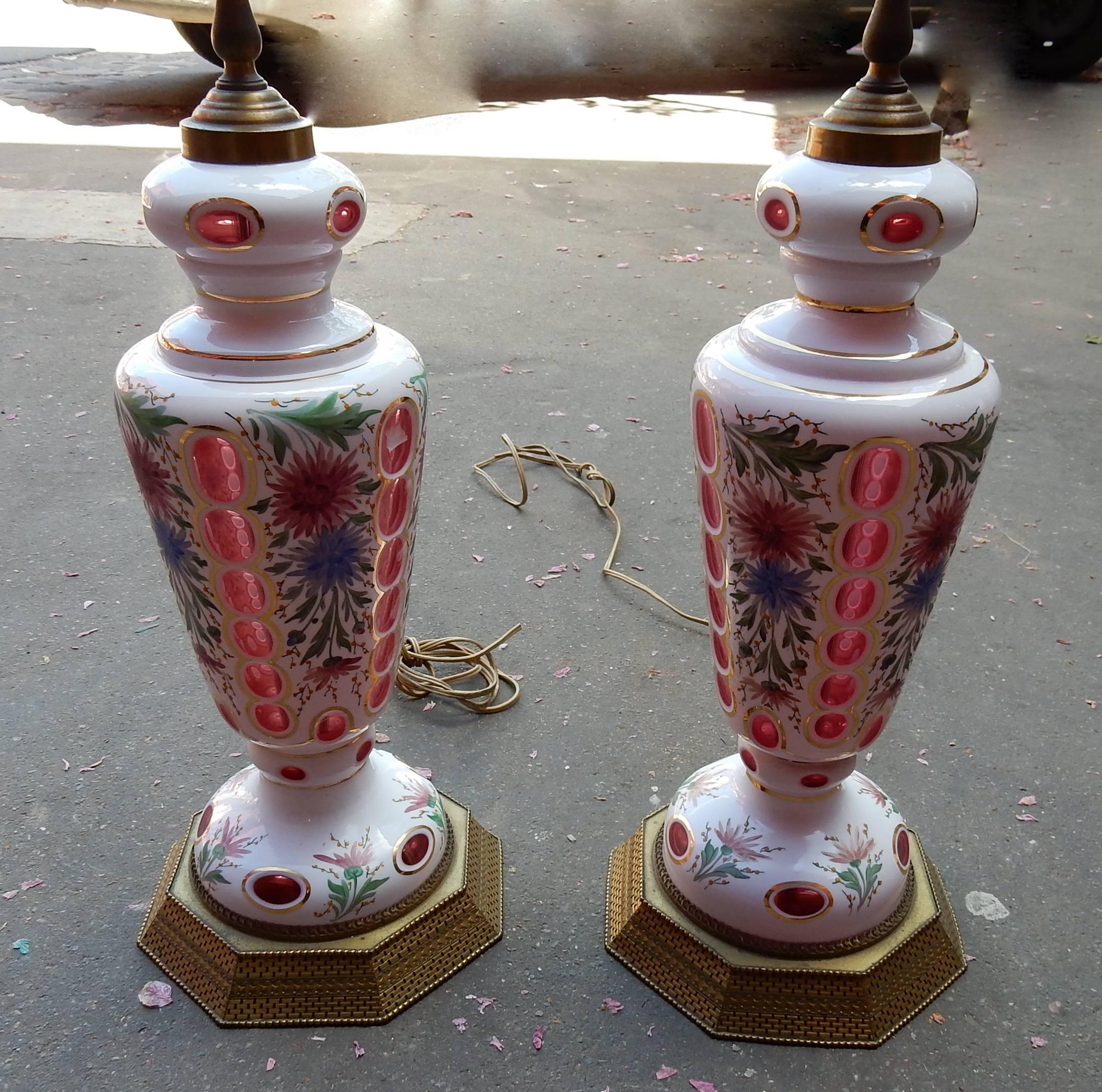 Pair of lamps decorated with flowers, openwork bronze cobs, label Made in West Germany, label deposited from 1890.
The vases alone are 41 cm high, oval windows or we can see the color purple in the middle of the white milky decor made with Spath