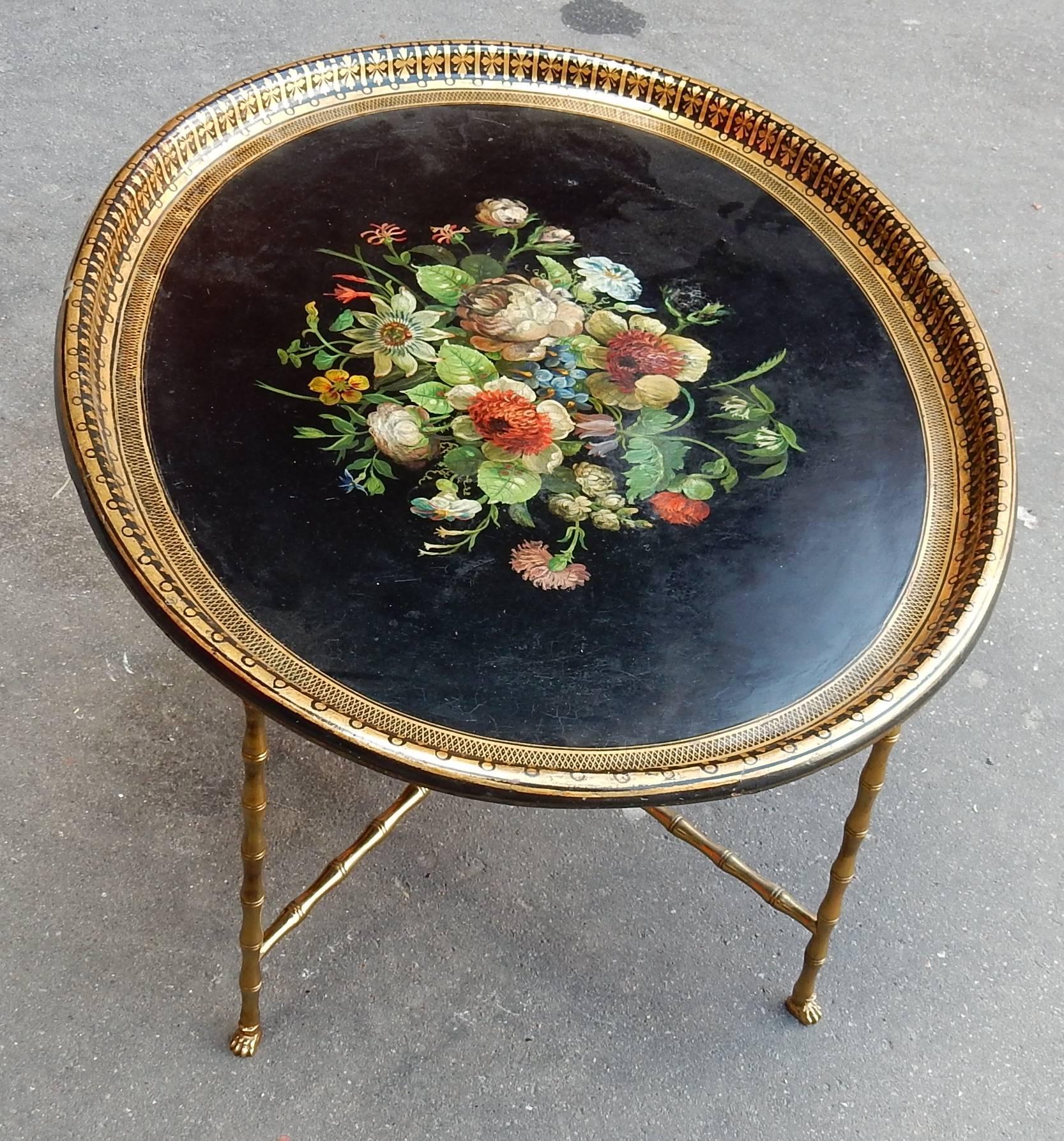 Coffee table in brass decoration bamboo of ovale form marrying a tray paper chewed Napoleon III lacquer of China has decoration has l yet, the low part is shown solidarity by a spacer, circa 1950-1970 good condition.
