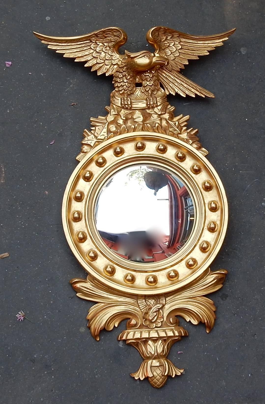 Mirror wood guilt 22-carat
1950-1970
Good condition
Mirror convex in the middle, measure: Height 97 cm, diameter 27 cm.