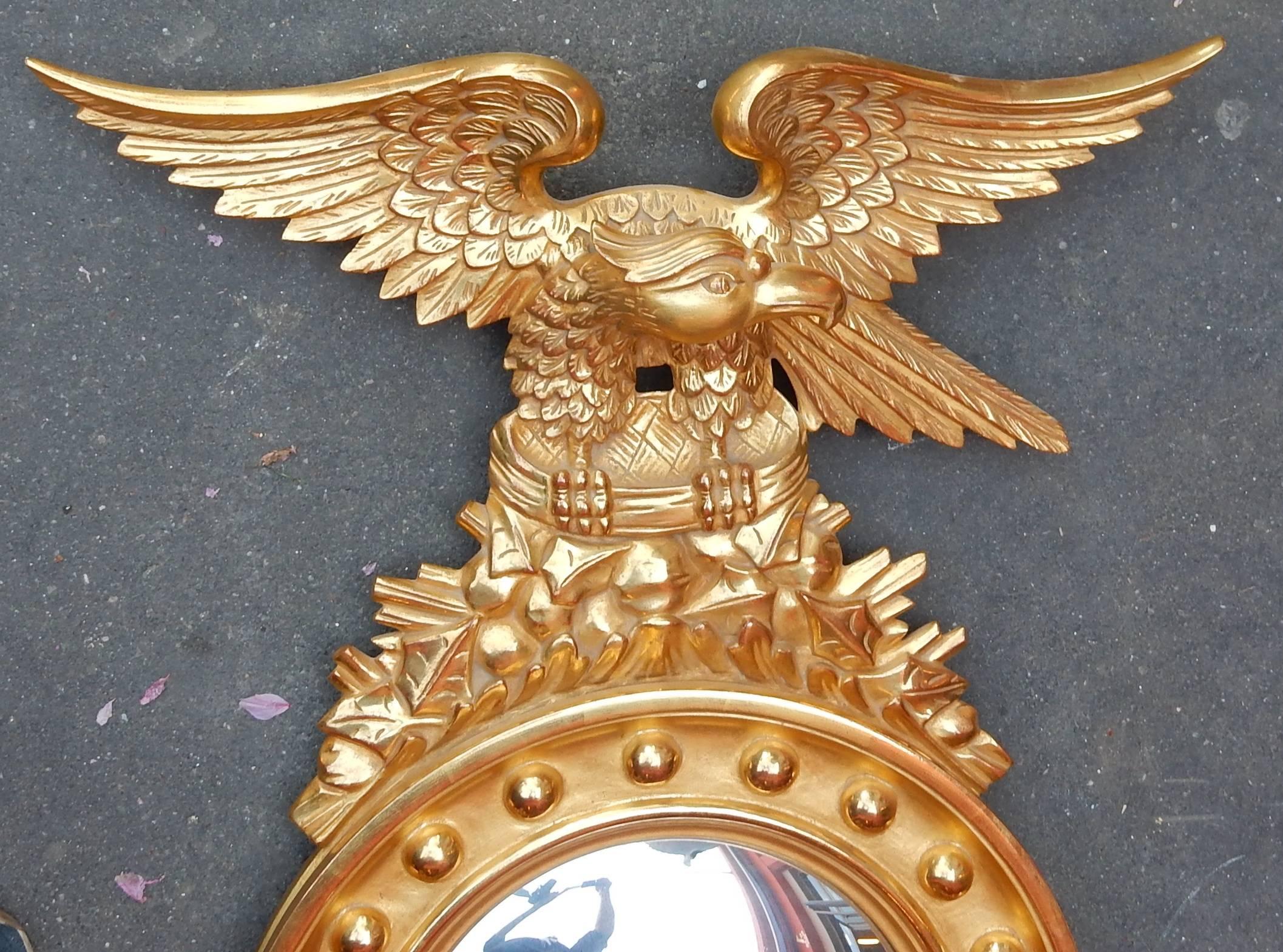 Néoclassique Miroir convexe avec aigle en bois doré avec feuilles d'or, 1950-1970 en vente