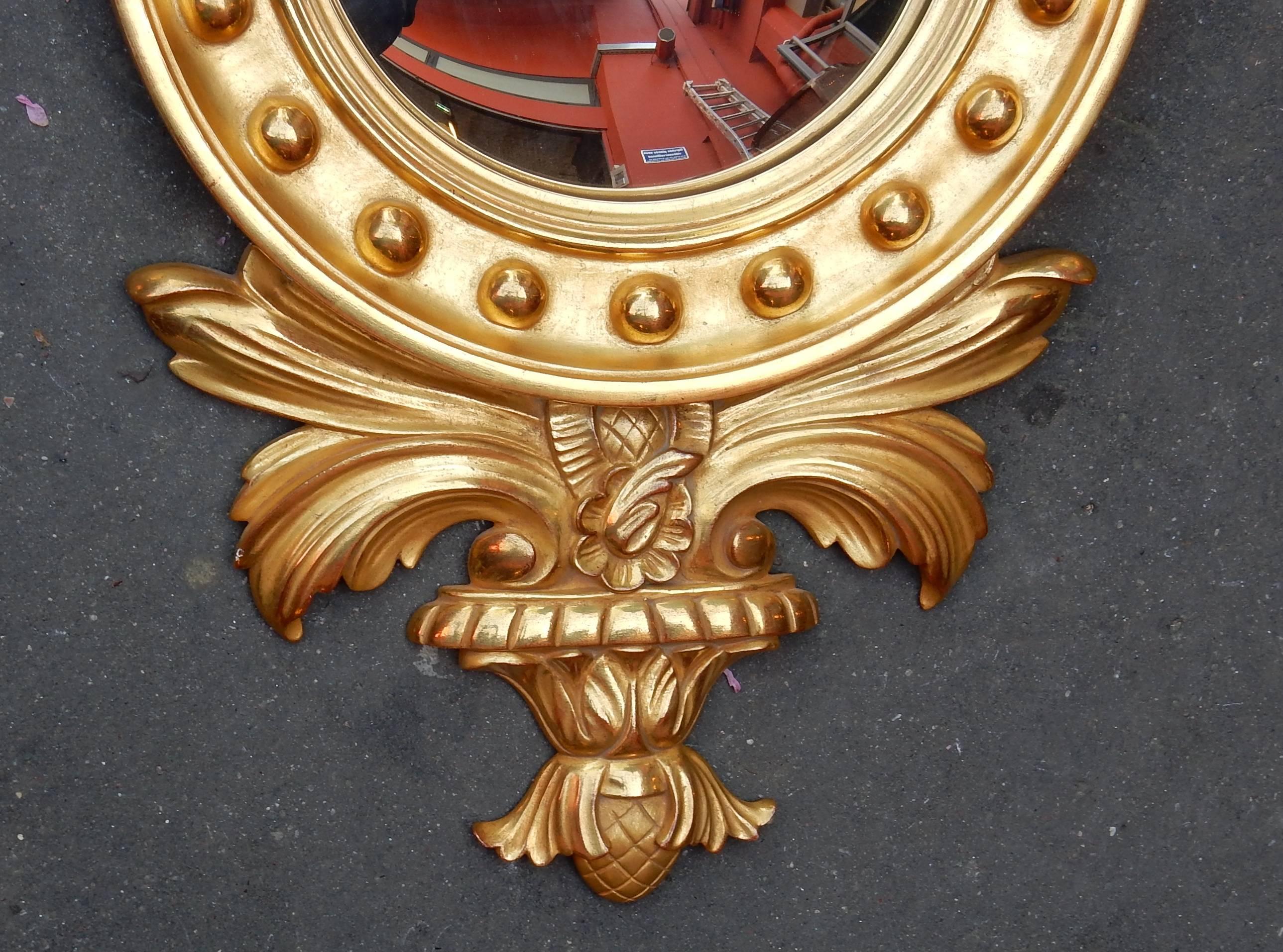 Français Miroir convexe avec aigle en bois doré avec feuilles d'or, 1950-1970 en vente